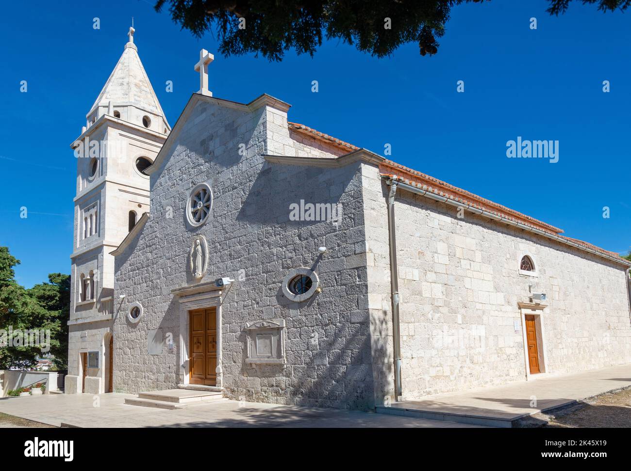 Église Saint-Georges en calcaire blanc au sommet d'une montagne sur l'île. Primosten, Croatie. Banque D'Images
