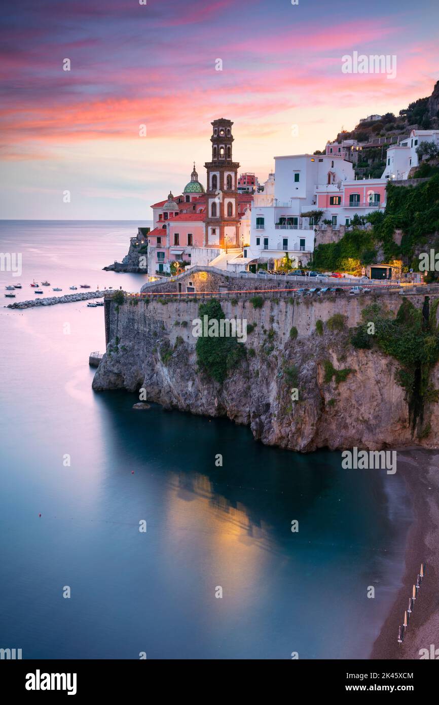 Atrani, côte amalfitaine, Italie. Image de paysage urbain aérien de la célèbre ville d'Atrani située sur la côte amalfitaine, en Italie, au coucher du soleil. Banque D'Images