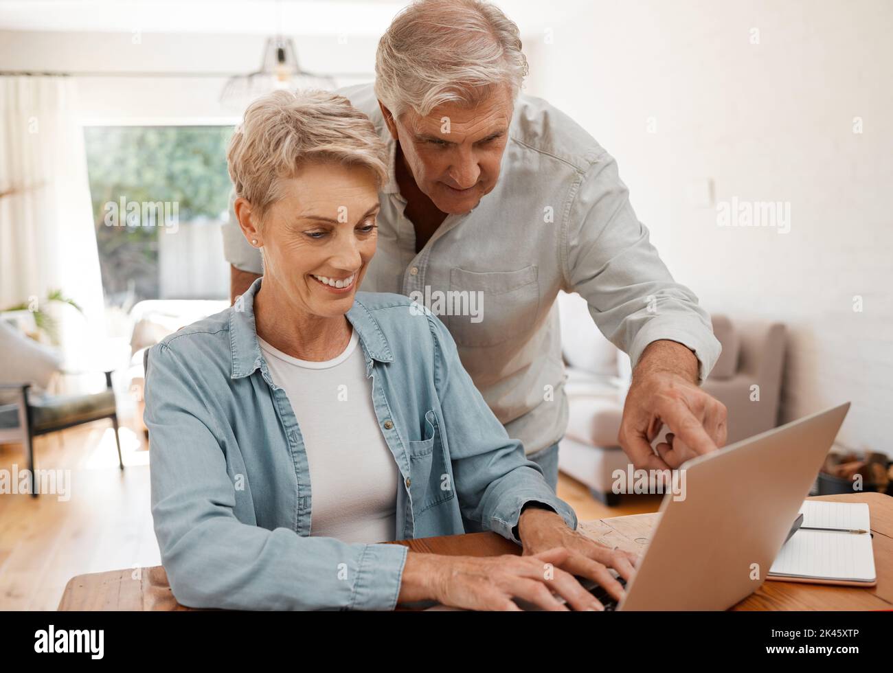 Retraite, couple senior et ecommerce sur ordinateur portable pour l'achat à la maison décision de financement ensemble. Heureux mariés avec le choix financier pour en ligne Banque D'Images