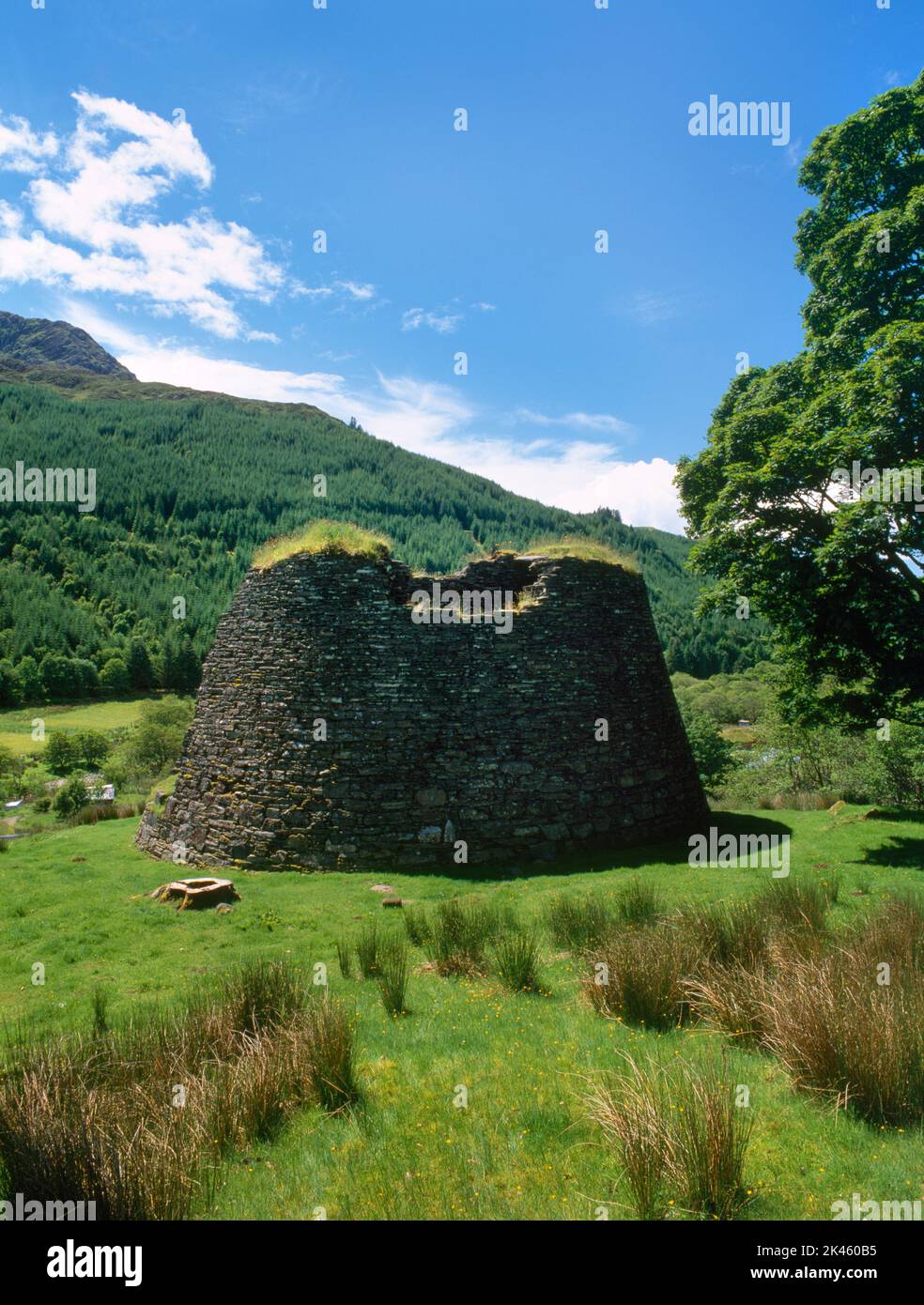 Voir SW de Dun Troddan Iron Age broch Tower, Glenelg, Écosse, Royaume-Uni, montrant la pente intérieure (batte) de la paroi extérieure en pierre sèche qui survit jusqu'à 7,6m+ Banque D'Images