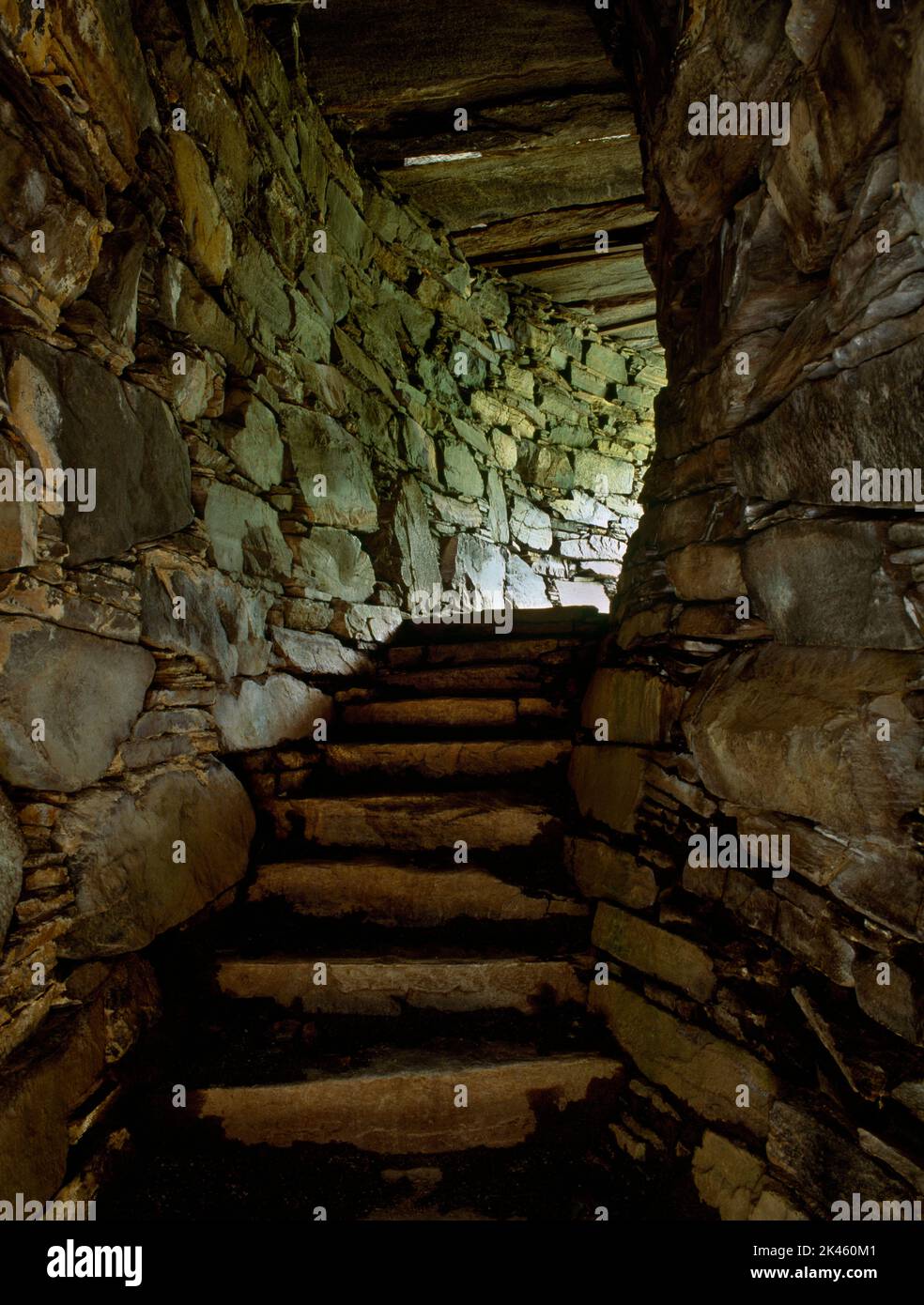 Découvrez les escaliers entre les murs intérieurs (R) et extérieurs (L) de la tour de broch de Dun Troddan Iron Age, Glenelg, Écosse, Royaume-Uni, reliés ensemble par des linteaux. Banque D'Images