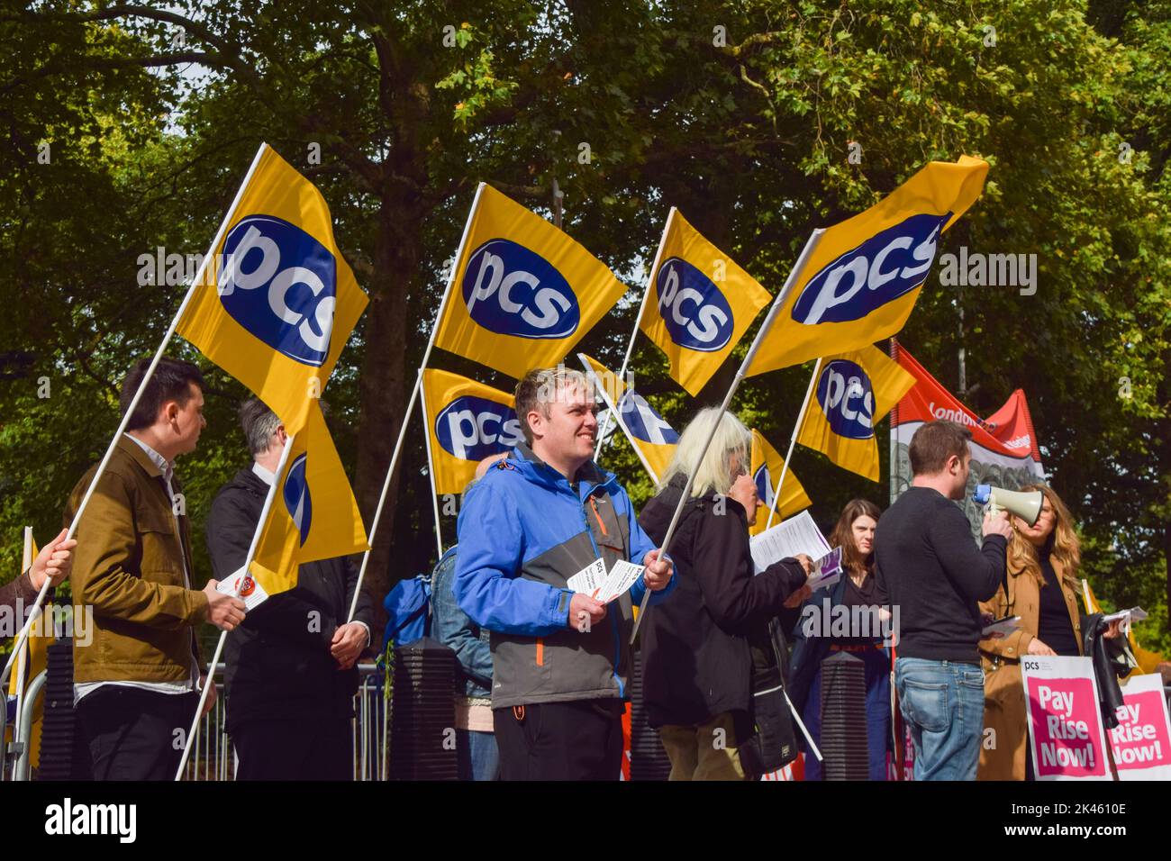 Londres, Royaume-Uni. 30th septembre 2022. LE SYNDICAT PCS (public and commercial Services) a manifesté devant le Trésor à Westminster. Le syndicat exige une augmentation équitable des salaires pour suivre l'inflation et proteste contre la proposition de réduction de 91 000 emplois dans la fonction publique ainsi que le surpaiement continu de leurs retraites de la fonction publique. La manifestation est en avance sur le vote d’action industrielle du syndicat sur les salaires, les retraites, les emplois et les indemnités de licenciement. Credit: Vuk Valcic/Alamy Live News Banque D'Images