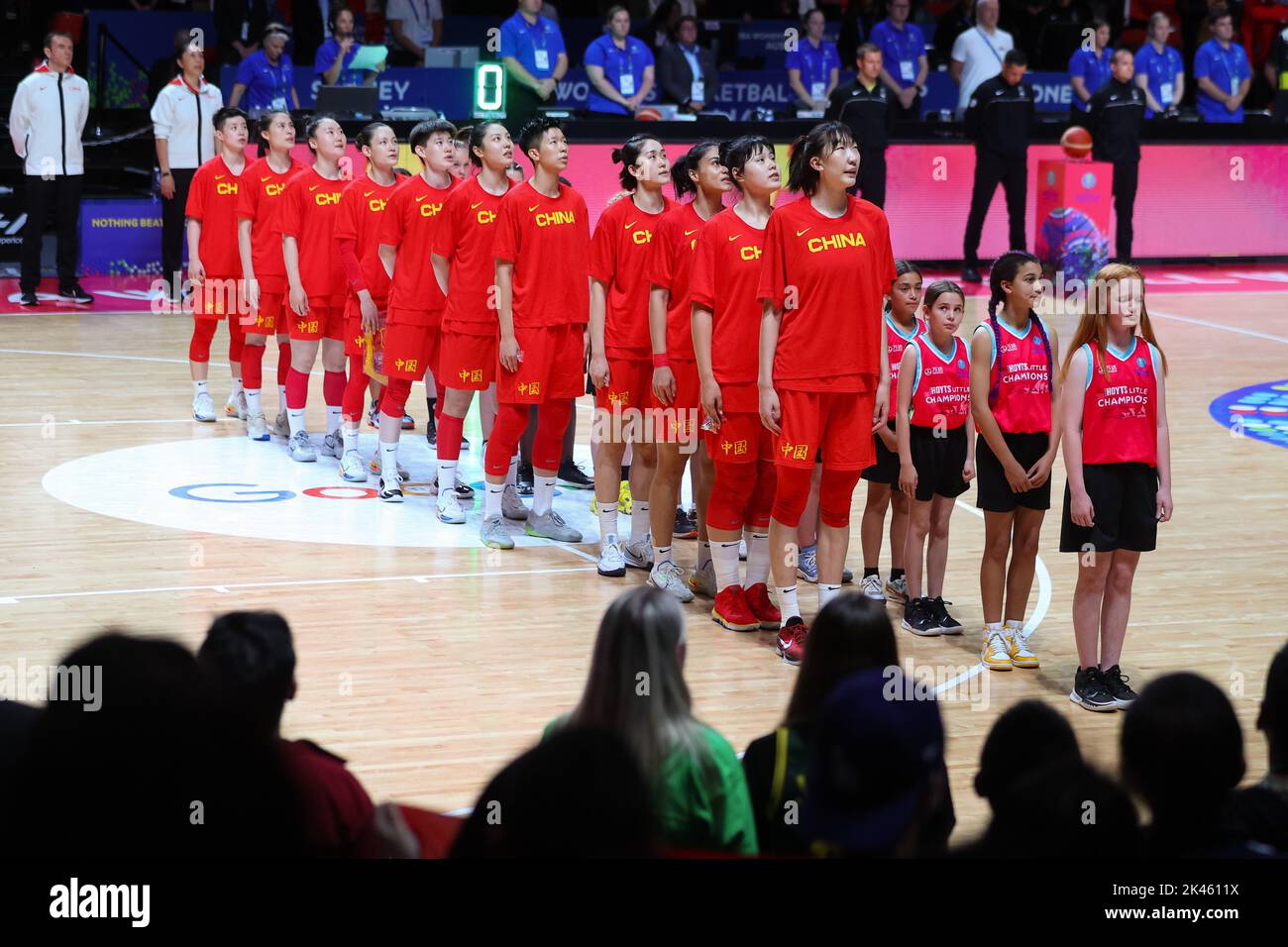 Sydney, Australie, 30 septembre 2022. Team China lors des hymnes nationaux lors de la demi-finale de la coupe du monde de basket-ball de la FIBA pour Femme entre l'Australie et la Chine au Super Dome de Sydney sur 30 septembre 2022 à Sydney, en Australie. Credit: Pete Dovgan/Speed Media/Alay Live News Banque D'Images