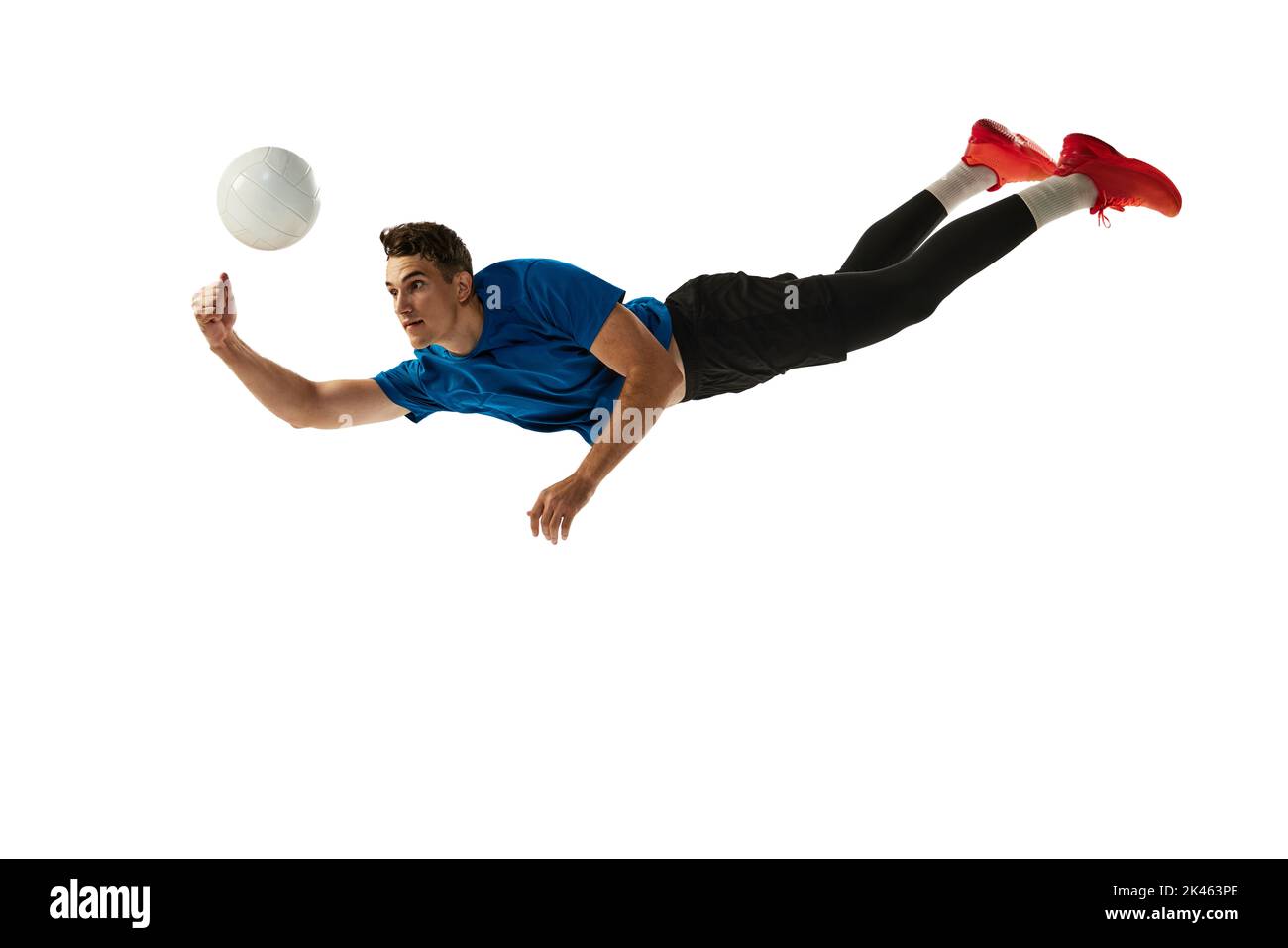 Studio tourné d'un jeune homme, joueur de volley jouant au volley-ball isolé sur fond blanc de studio. Sport, gym, sport d'équipe, défis Banque D'Images