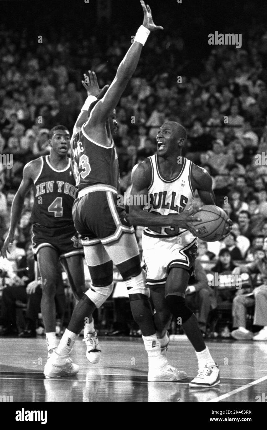 Michael Jordan des Chicago Bulls a essayé de se déplacer dans le centre New York Knicks Patrick Ewing en 1980s. Banque D'Images