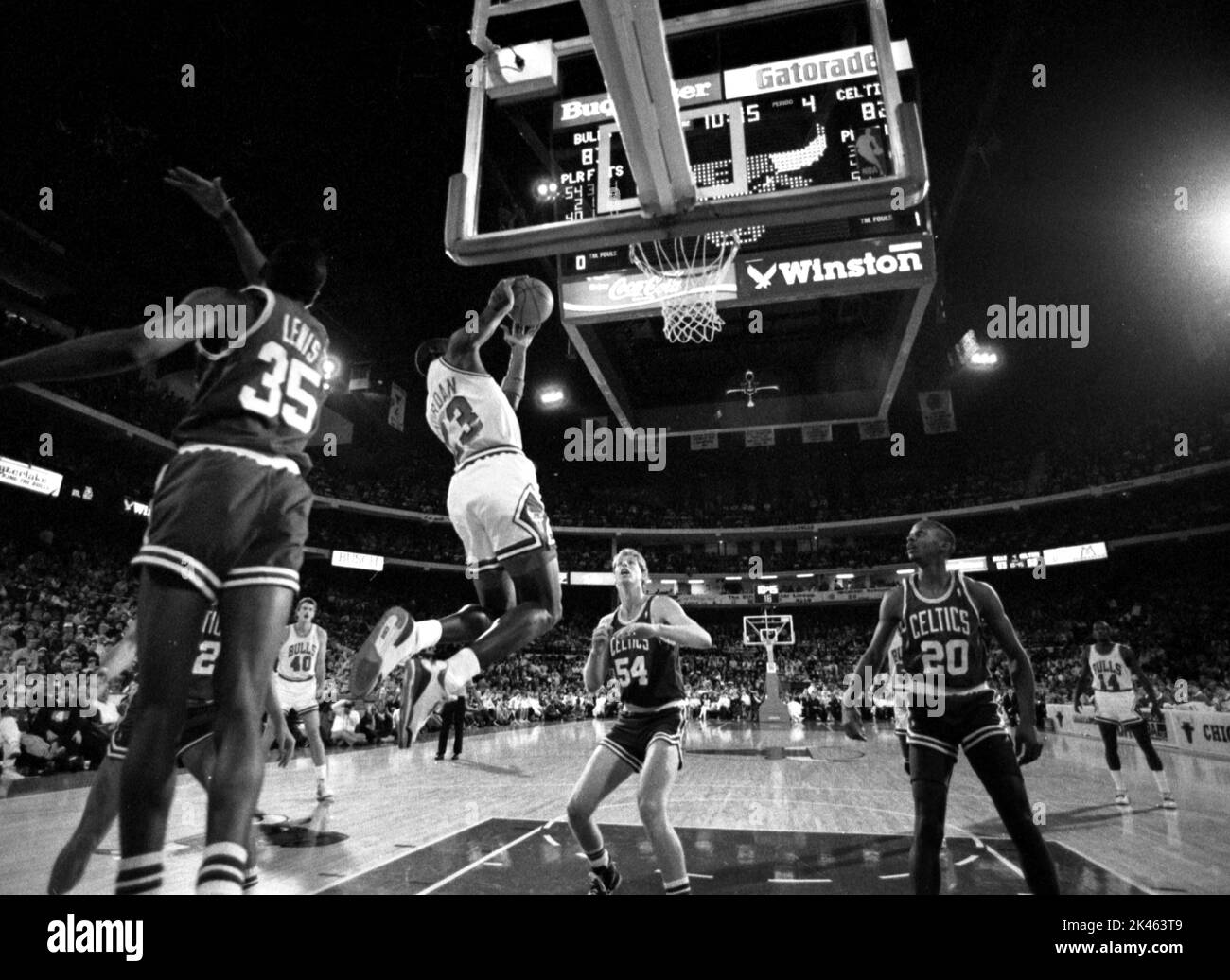 Michael Jordan des Chicago Bulls conduit au basket-ball pour une dunk contre les Boston Celtics dans une série de quatre photos, c. 1989. Banque D'Images