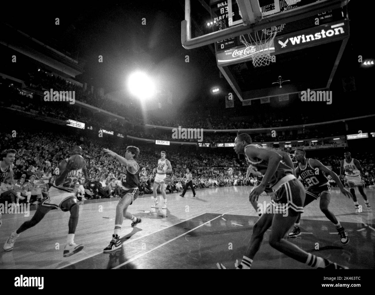 Michael Jordan des Chicago Bulls conduit au basket-ball pour une dunk contre les Boston Celtics dans une série de quatre photos, c. 1989. Banque D'Images