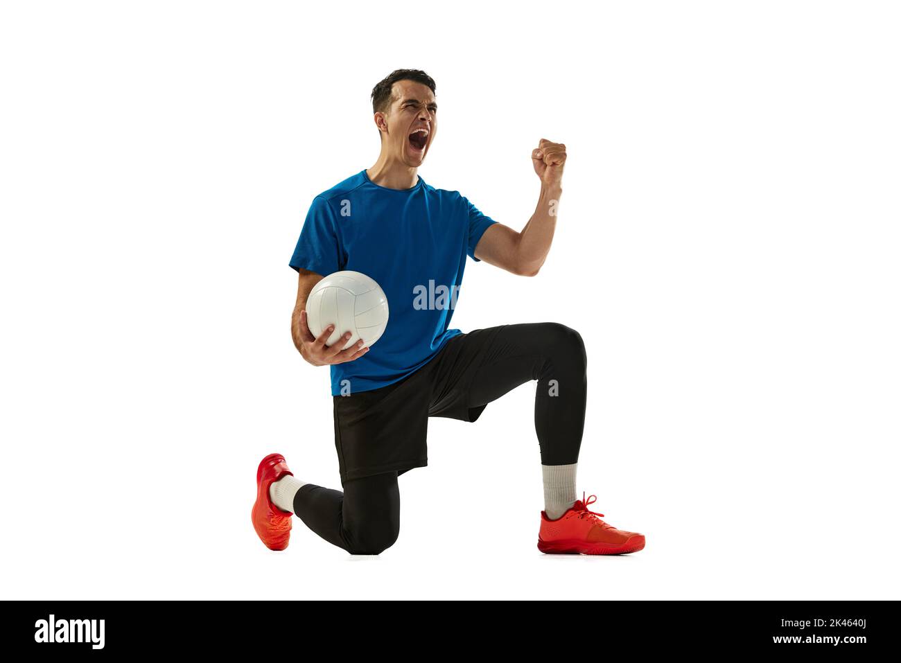 Studio tourné d'un jeune homme, joueur de volley jouant au volley-ball isolé sur fond blanc de studio. Sport, gym, sport d'équipe, défis Banque D'Images