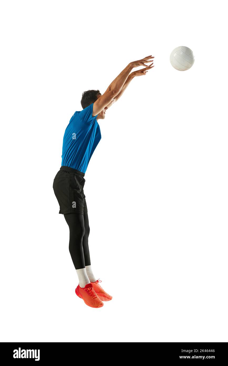 Bloc. Studio tourné d'un jeune homme, joueur de volley jouant au volley-ball isolé sur fond blanc de studio. Sport, gym, sport d'équipe, défis Banque D'Images
