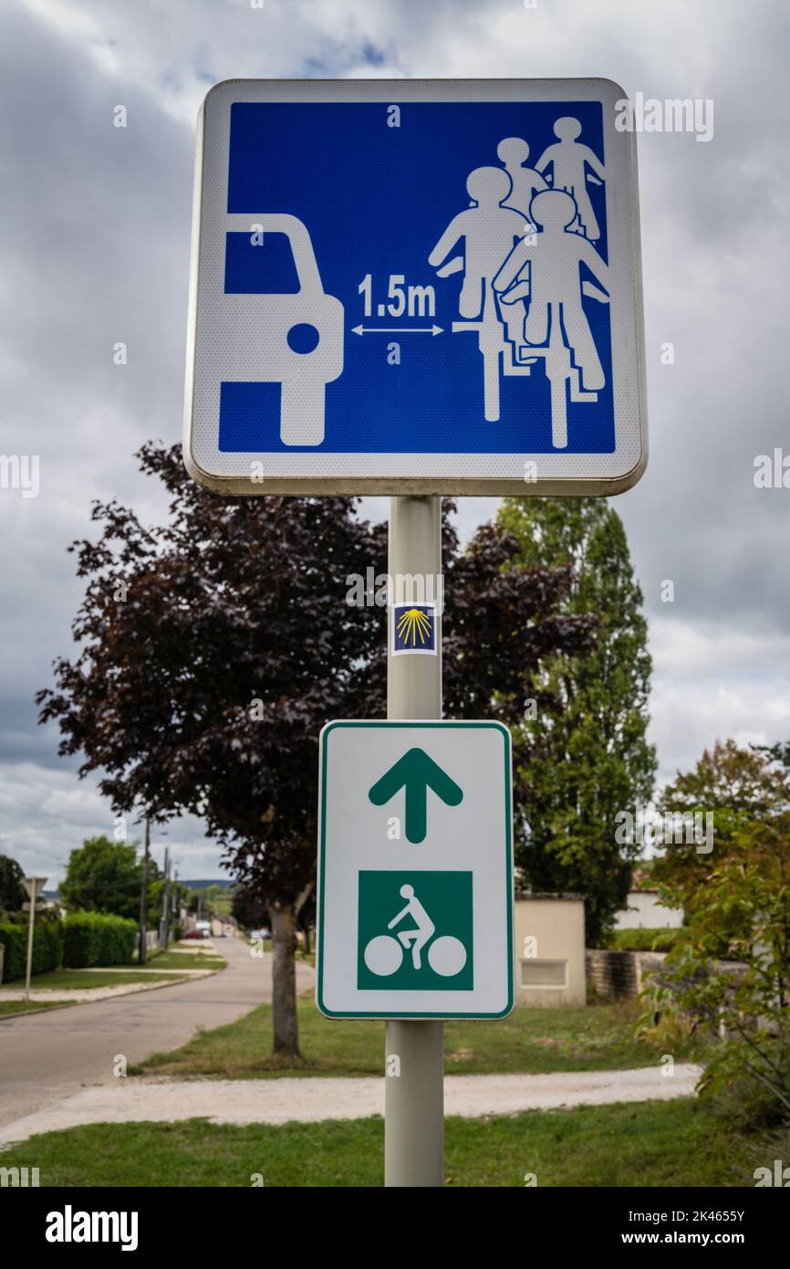 Panneau de sécurité routière français sensibilisation à la distance de sécurité entre les cyclistes et les voitures. Banque D'Images