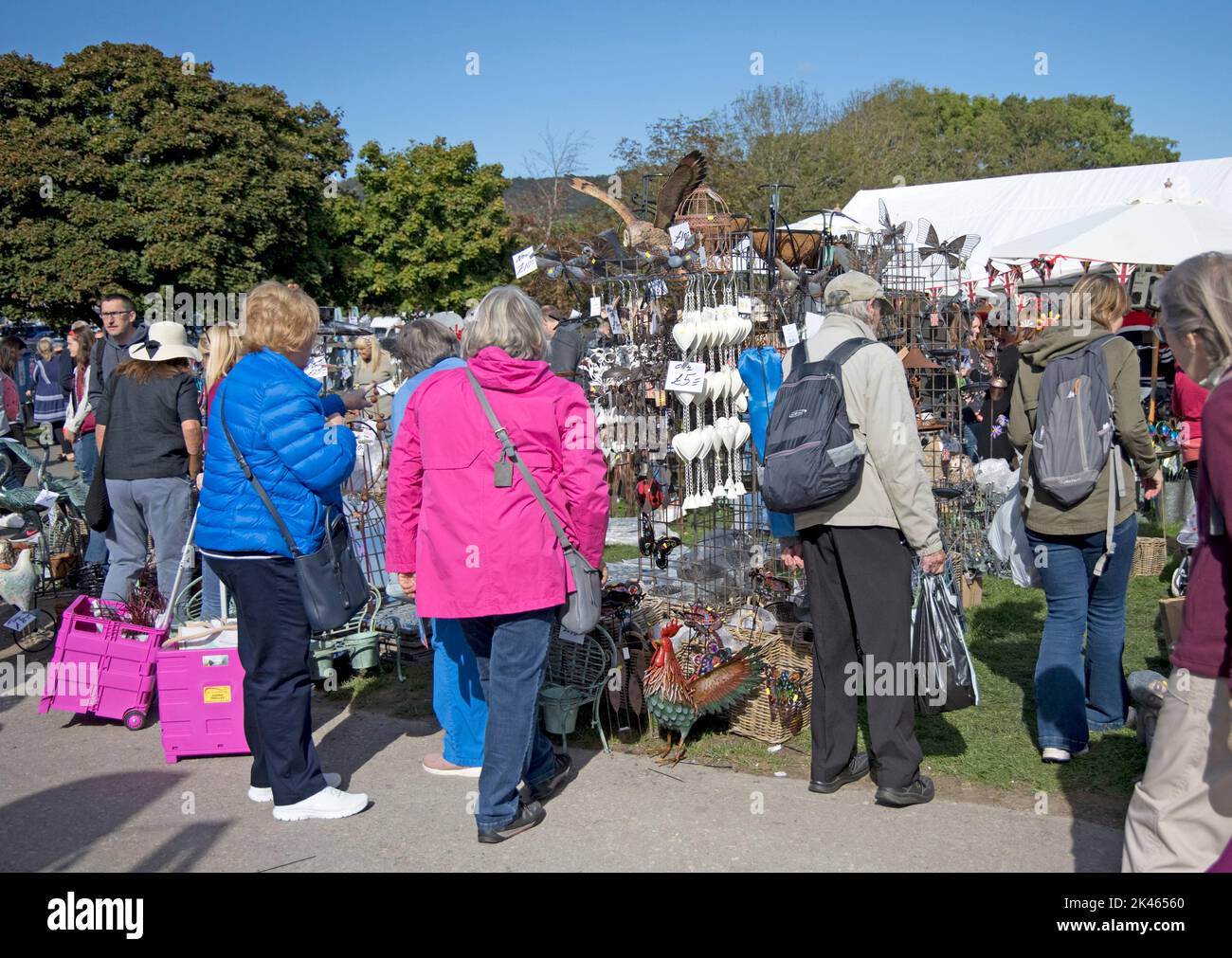 Les visiteurs apprécient la journée au champ de foire des trois comtés du salon de l'automne, Great Malvern, Royaume-Uni Banque D'Images