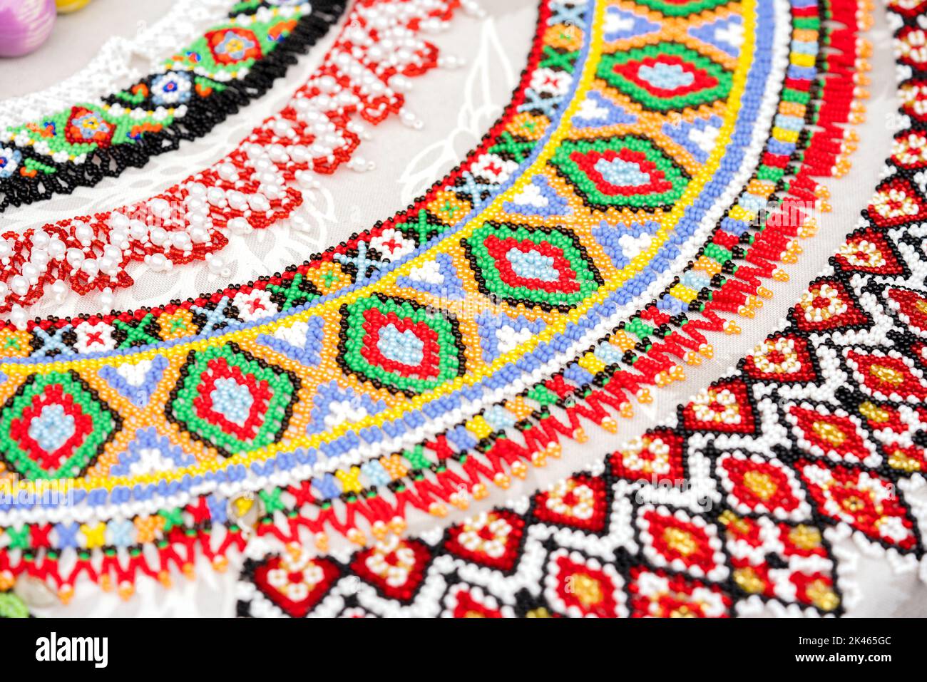 Colliers colorés à perles - bijoux traditionnels de style ethnique ukrainien dans des couleurs vives, bijoux hutsul. Colliers faits à la main dans la cabine souvenir ou s. Banque D'Images