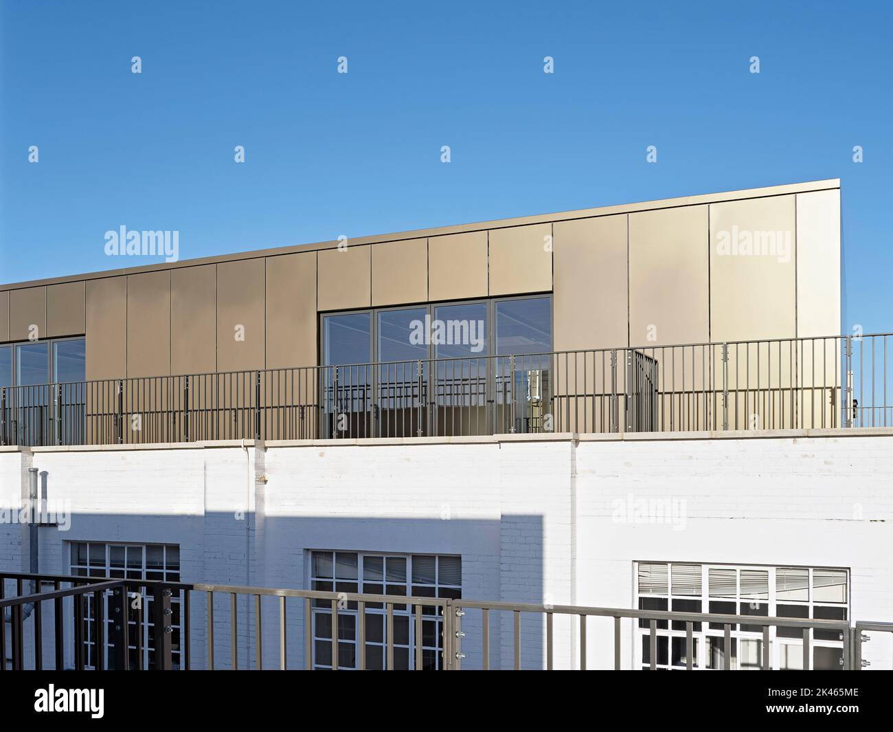 Extension au dernier étage, revêtement en zinc avec terrasse sur le toit. Pall Mall Deposit, Londres, Royaume-Uni. Architecte: Stiff + Trevillion Architects, 2021. Banque D'Images