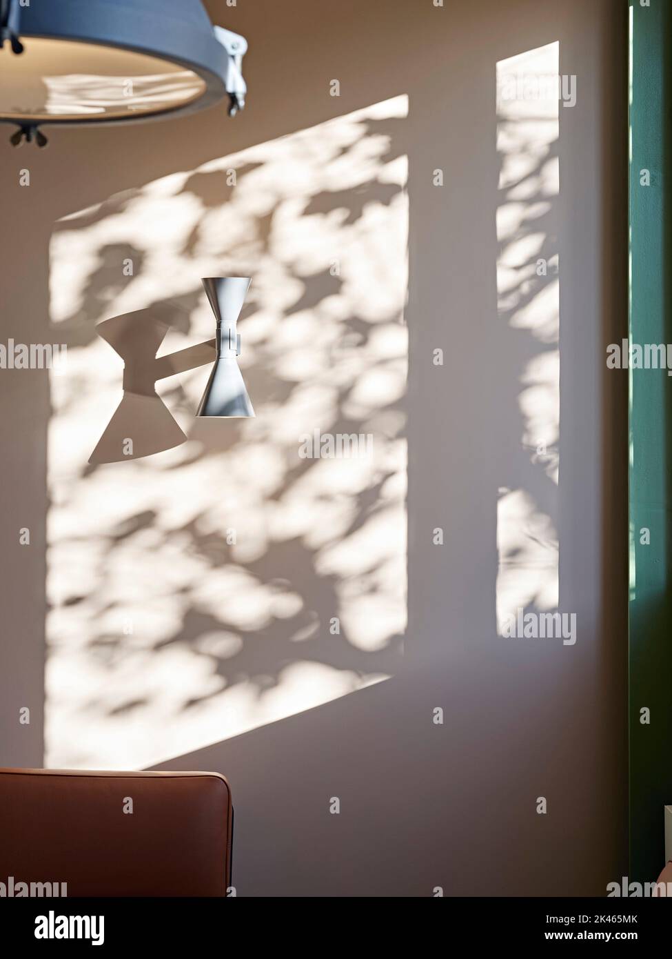 Lumière du soleil entrante et détails des ombres. Pall Mall Deposit, Londres, Royaume-Uni. Architecte: Stiff + Trevillion Architects, 2021. Banque D'Images