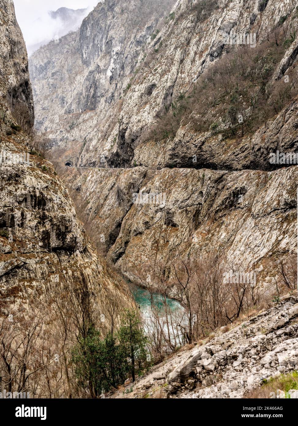 Magnifique Canyon de la rivière Moraca en hiver, Monténégro ou Crna Gora, Balkans, Europe. Grandes montagnes et route avec des voitures dans le nord du Monténégro Banque D'Images