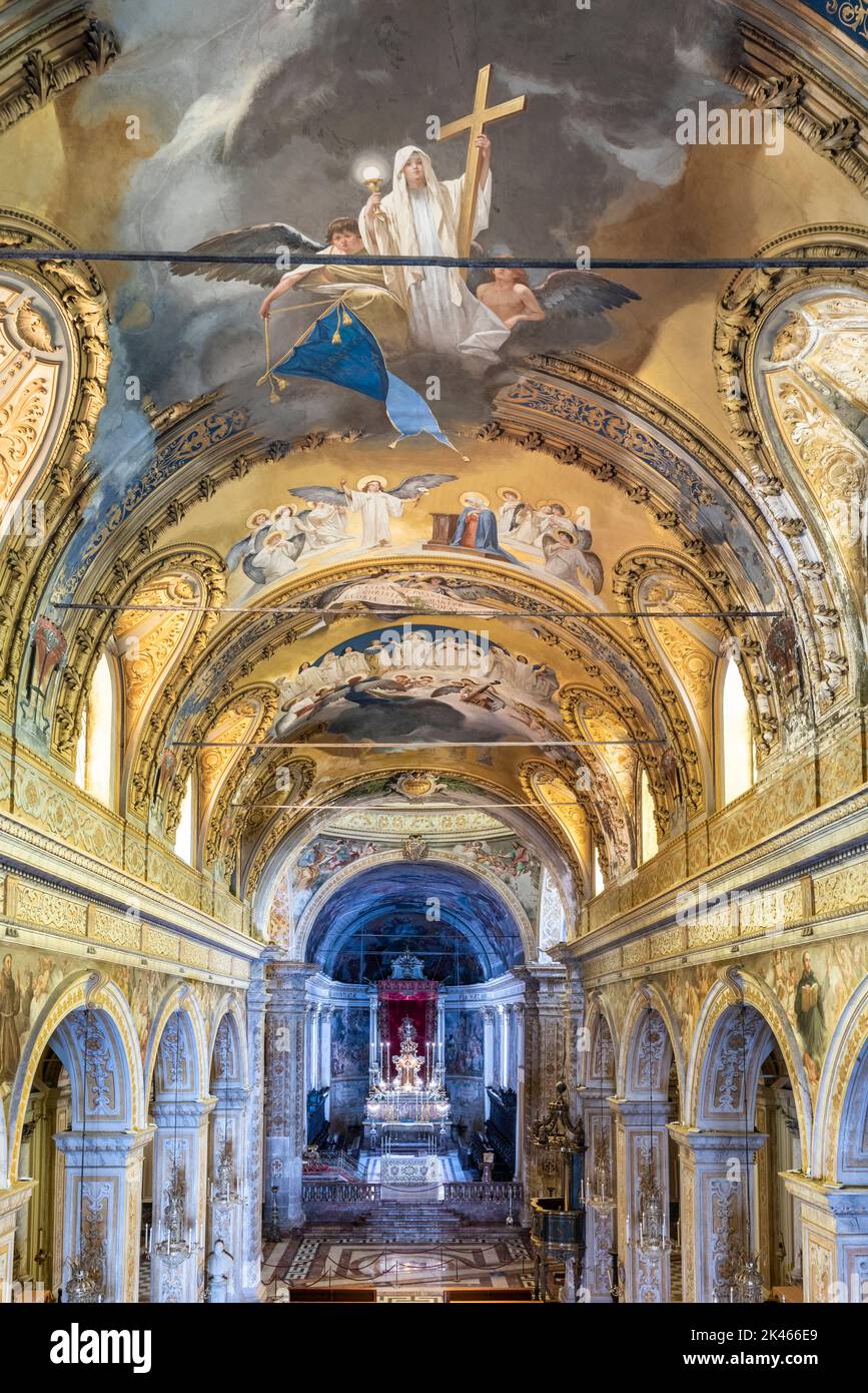 Les plafonds peints spectaculaires à l'intérieur du Duomo baroque (cathédrale) de 17c d'Acireale, près de Catane, Sicile, Italie Banque D'Images