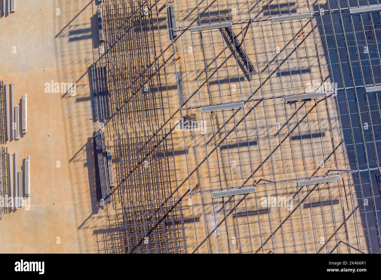 La construction de treillis de toit dans un entrepôt en acier comprend l'installation de barres de toit Banque D'Images