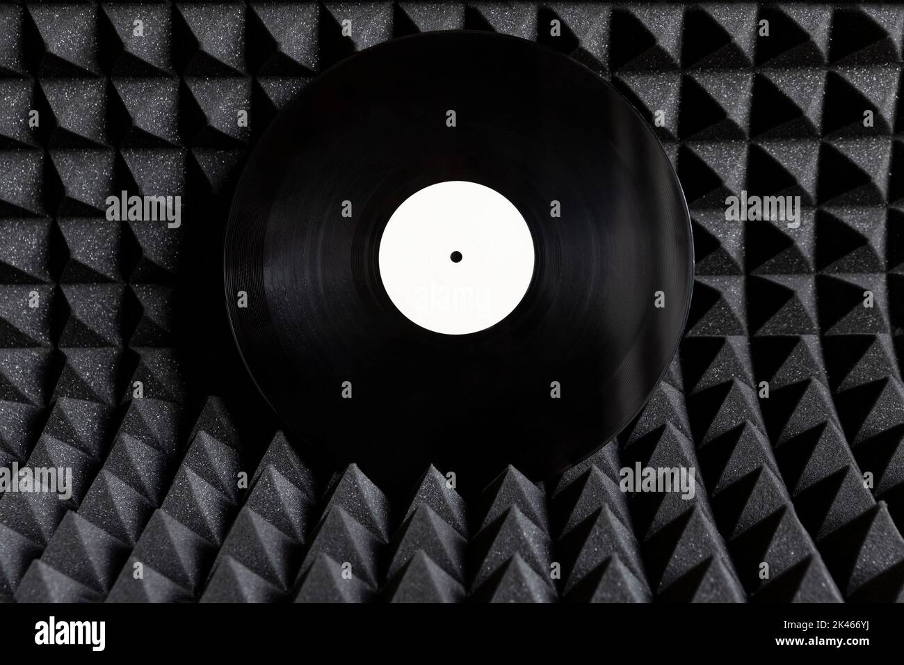 Vinyle sur panneau d'isolation acoustique. Music concept, studio d'enregistrement. Banque D'Images