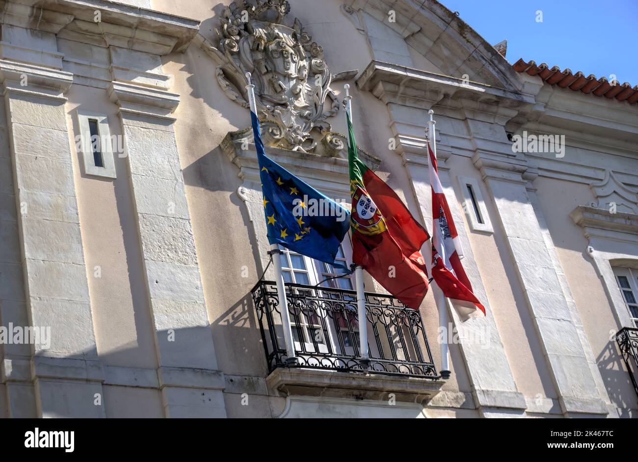 Aveiro, Portugal - 14 août 2022 : gros plan des drapeaux locaux, nationaux et de l'UE qui volent à l'extérieur du bâtiment du conseil de district Banque D'Images