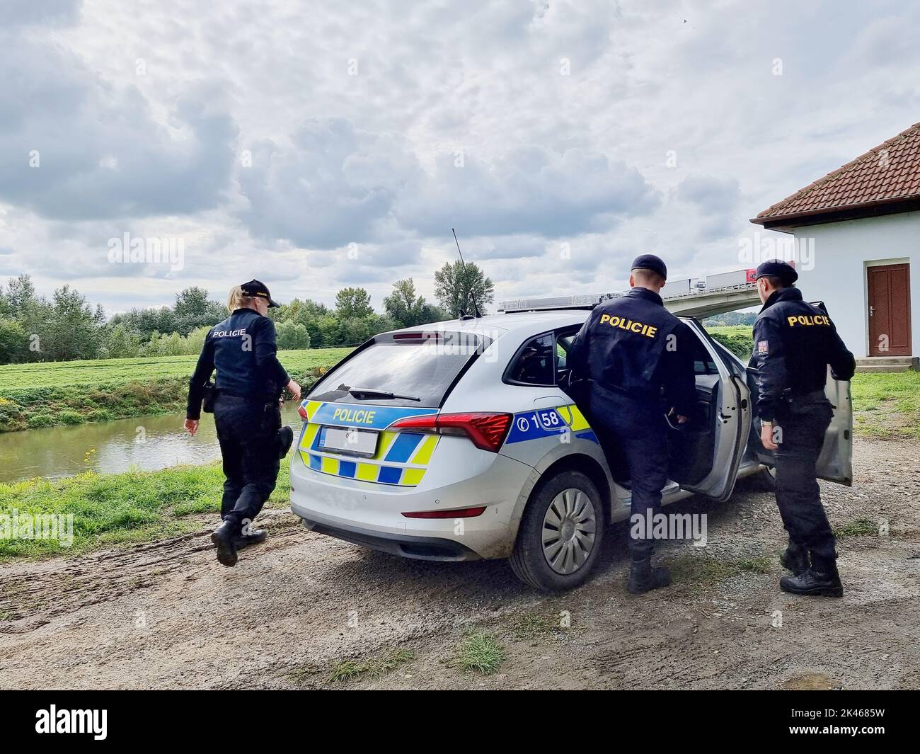 La police tchèque escorte un trafiquant humain depuis le poste frontière Lanzhot - Brodske, République tchèque, 29 septembre 2022. La police tchèque a commencé à vérifier Banque D'Images