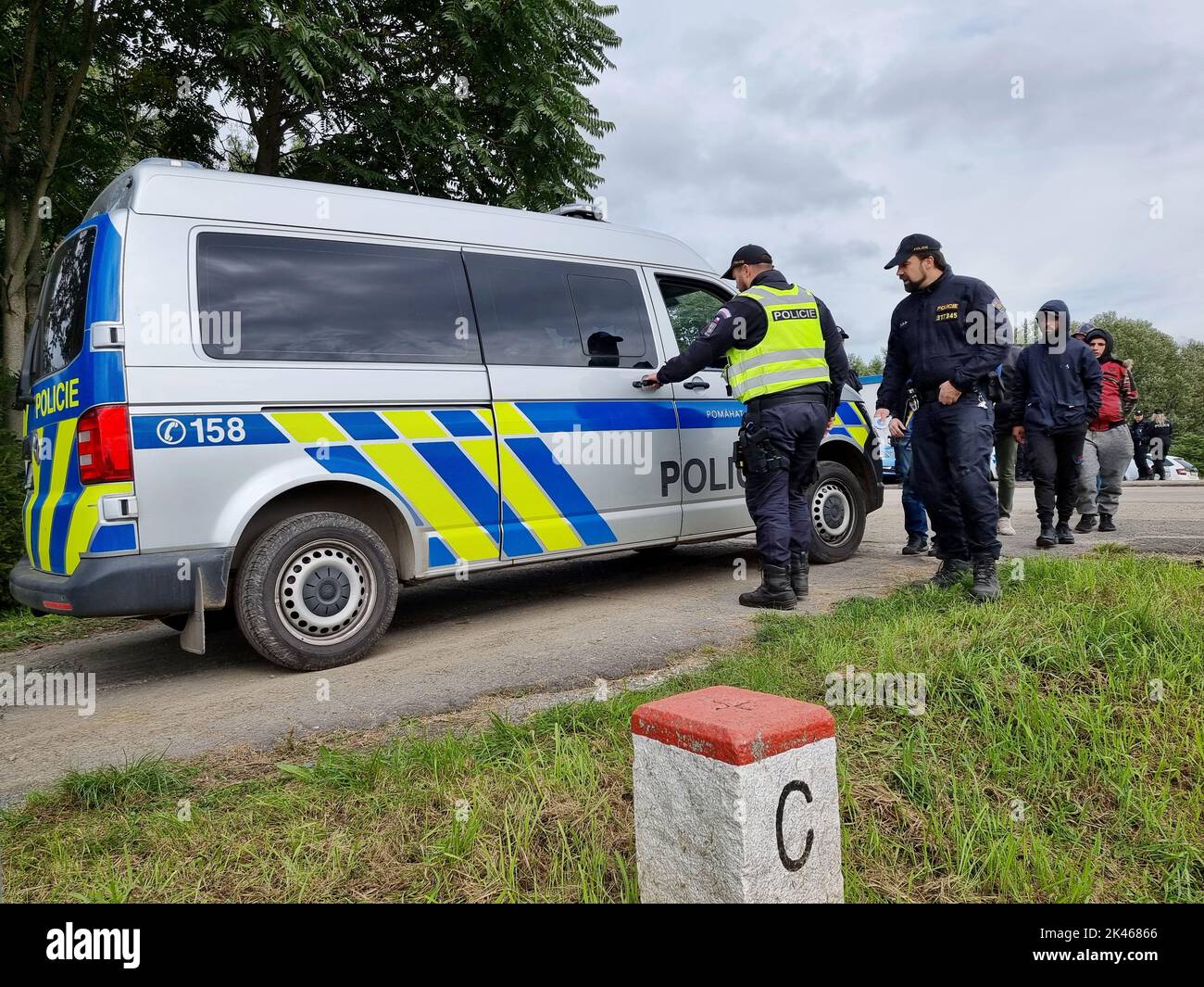 Des policiers tchèques emprisonnent un groupe de migrants au poste-frontière de Lanzhot - Brodske, République tchèque, 29 septembre 2022. La police tchèque a commencé à faire échec Banque D'Images