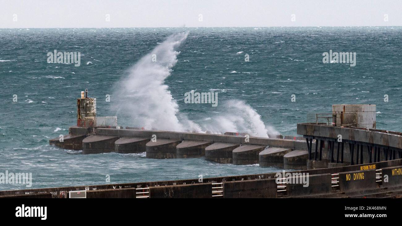 Brighton UK 30th septembre 2022 - des vagues se brisent au-dessus de Brighton Marina comme de forts vents battent la côte sud aujourd'hui avec de fortes pluies également prévu . : Crédit Simon Dack / Alamy Live News Banque D'Images