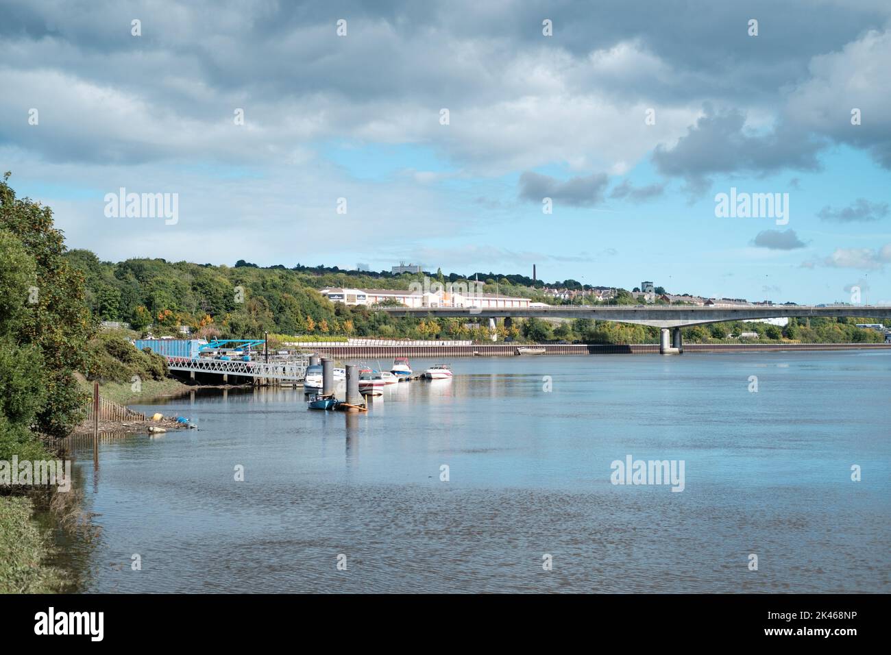 Newcastle Royaume-Uni : 24th septembre 2022 Newburn Riverside à la rivière Tyne sur la voie cyclable Hadrien - route 72. Vagues sur une journée venteuse avec le pont de l'autoroute A1 an Banque D'Images
