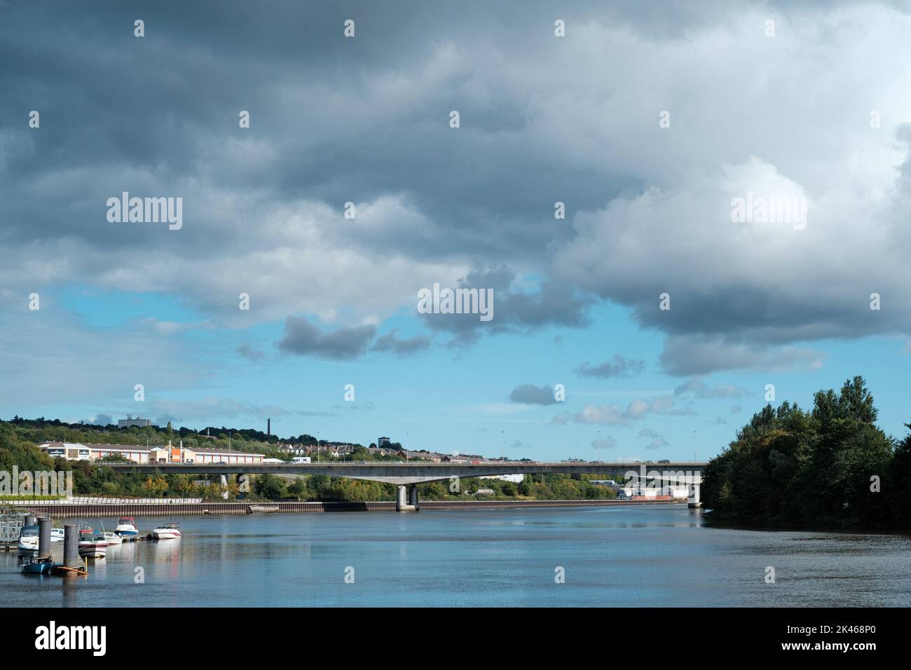 Newcastle Royaume-Uni : 24th septembre 2022 Newburn Riverside à la rivière Tyne sur la voie cyclable Hadrien - route 72. Vagues sur une journée venteuse avec le pont de l'autoroute A1 an Banque D'Images