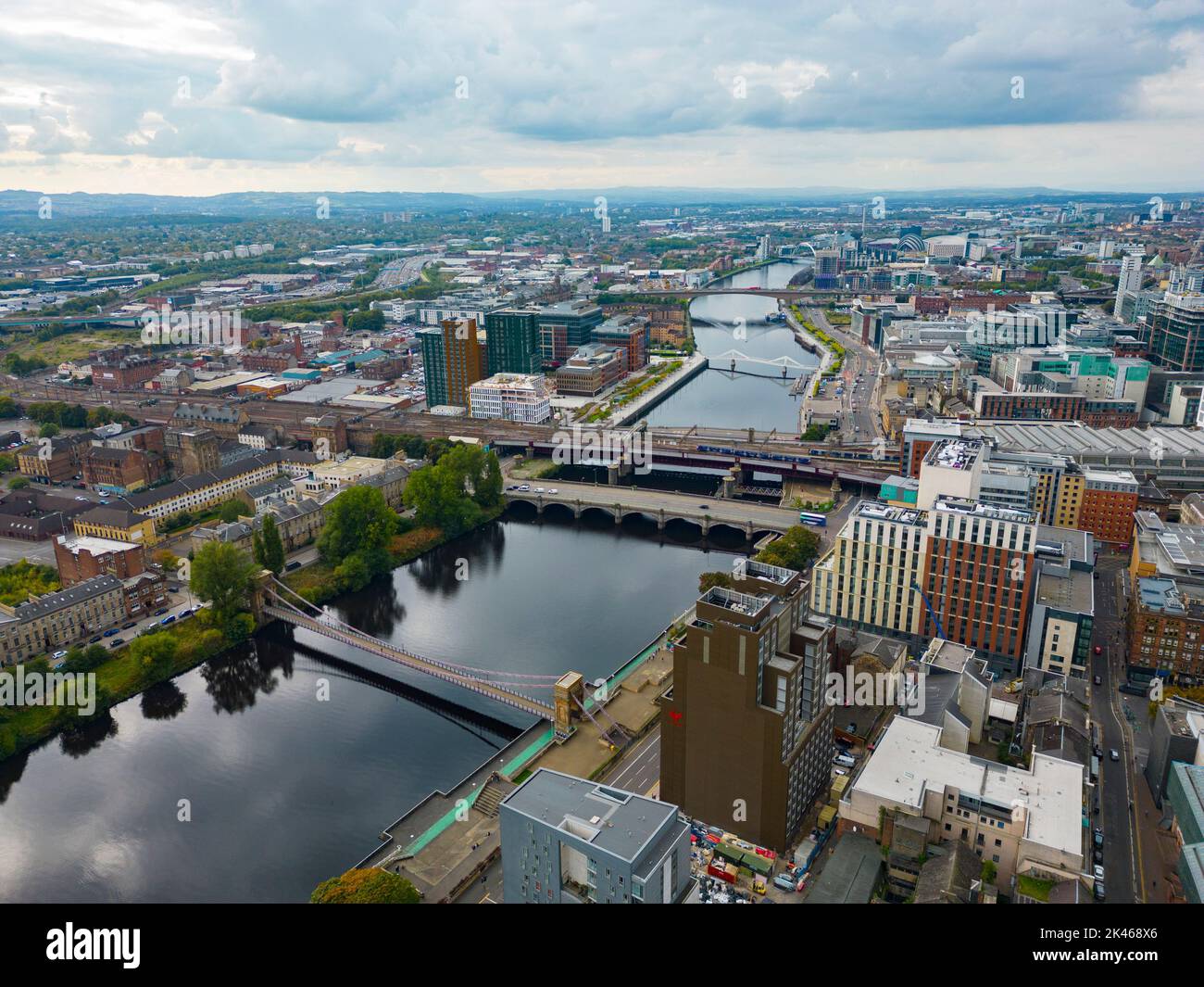 Vue aérienne des ponts traversant la rivière Clyde et des gratte-ciel de Glasgow, Écosse, Royaume-Uni Banque D'Images