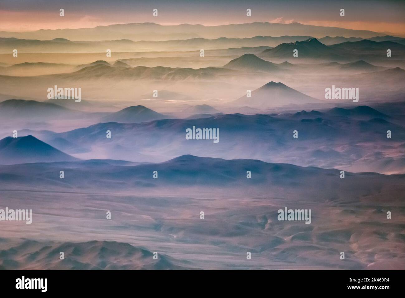 Désert aérien d'Atacama, volcans enneigés et paysage aride au Chili Banque D'Images