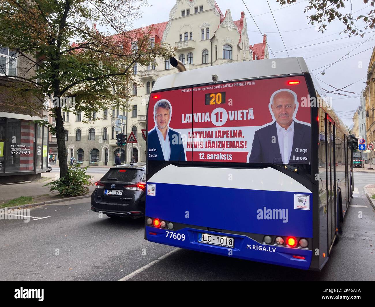 Riga, Lettonie. 14th septembre 2022. Un bus urbain avec une affiche électorale du parti populiste de droite récemment fondé, Latvija pirmaja vieta (la Lettonie d'abord), traverse la ville. Credit: Alexander Welscher/dpa/Alay Live News Banque D'Images