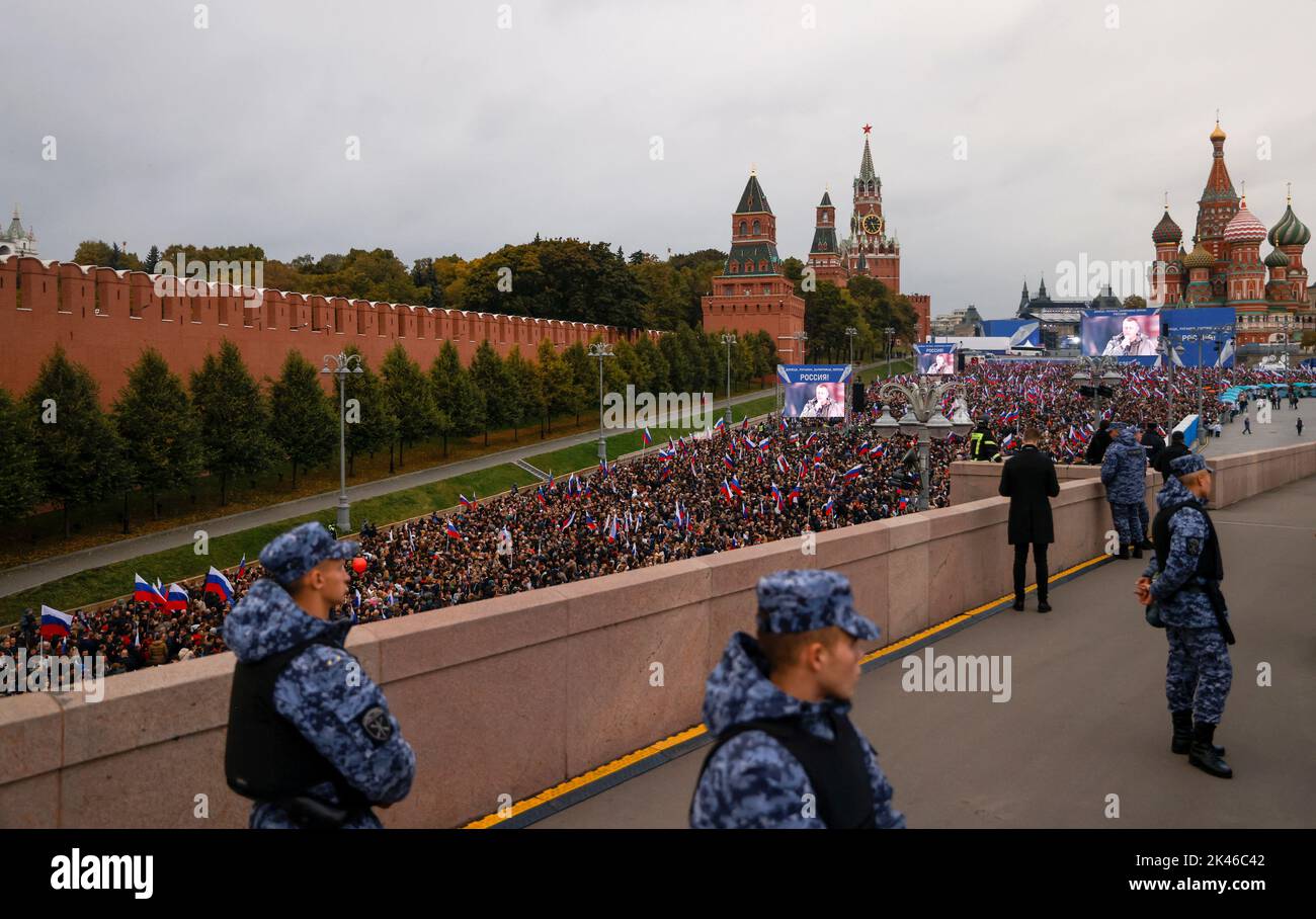 Les forces de l'ordre restent en garde tandis que les gens assistent à un concert marquant l'annexion déclarée des territoires sous contrôle russe de quatre régions ukrainiennes de Donetsk, Luhansk, Kherson et Zaporizhzhia, après avoir tenu ce que les autorités russes ont appelé des référendums dans les zones occupées d'Ukraine qui ont été condamnées par Kiev et les gouvernements du monde entier, Près du Kremlin et de la place Rouge dans le centre de Moscou, Russie, 30 septembre 2022. PHOTOGRAPHE REUTERS/REUTERS Banque D'Images