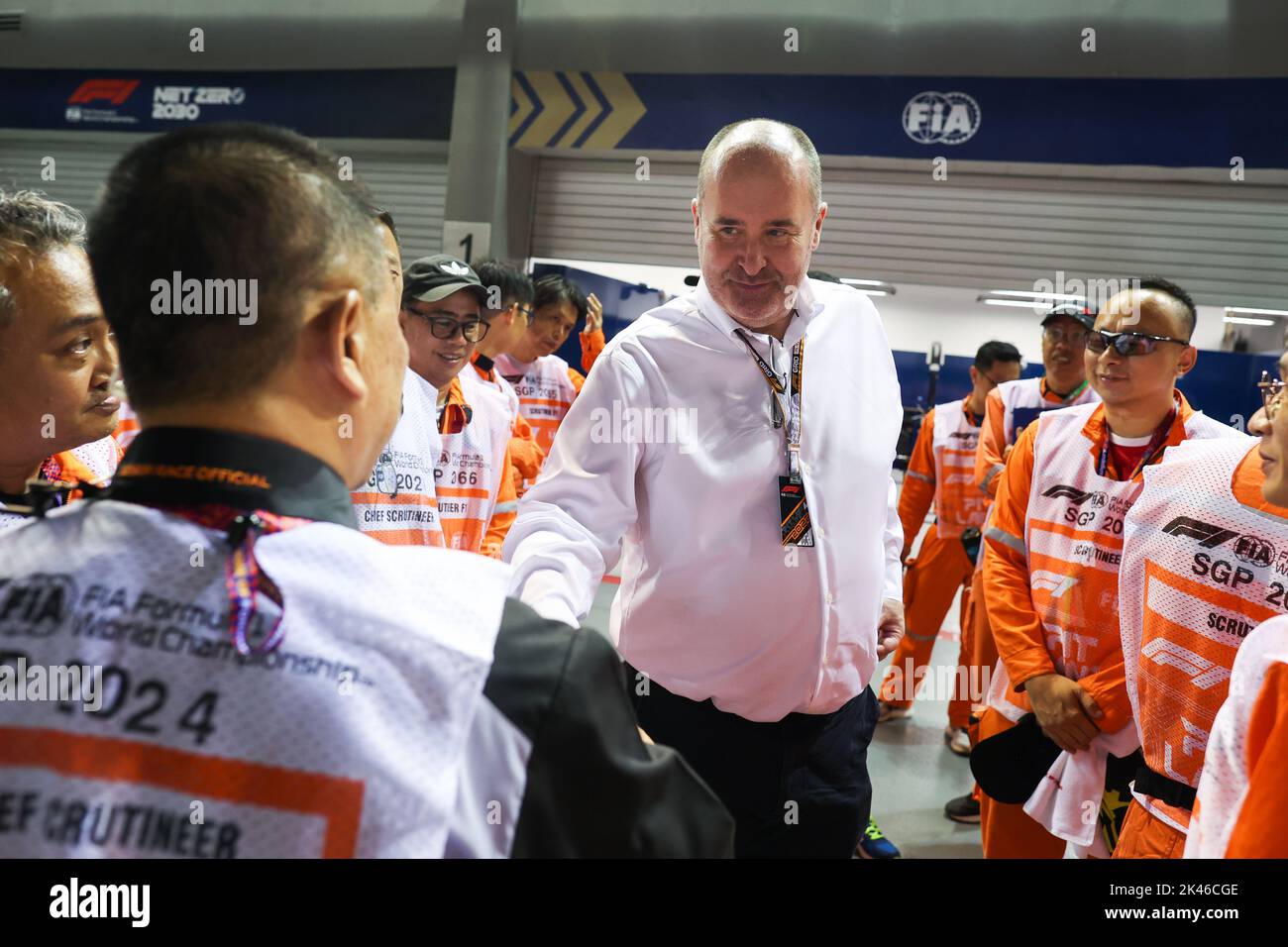 Singapour. 30th septembre 2022. REID Robert, vice-président du sport de la FIA, portrait avec marshall, commissaire de piste, lors du Grand Prix de Singapour 2022 de Formule 1 de Singapore Airlines, 17th tour du Championnat du monde de Formule 1 de la FIA 2022 de 30 septembre à 02 octobre 2022 sur le circuit de rue de Marina Bay, à Singapour - photo : Antonin Vincent / DPPI/DPPI/LiveMedia crédit: Agence de photo indépendante / Alay Live News Banque D'Images