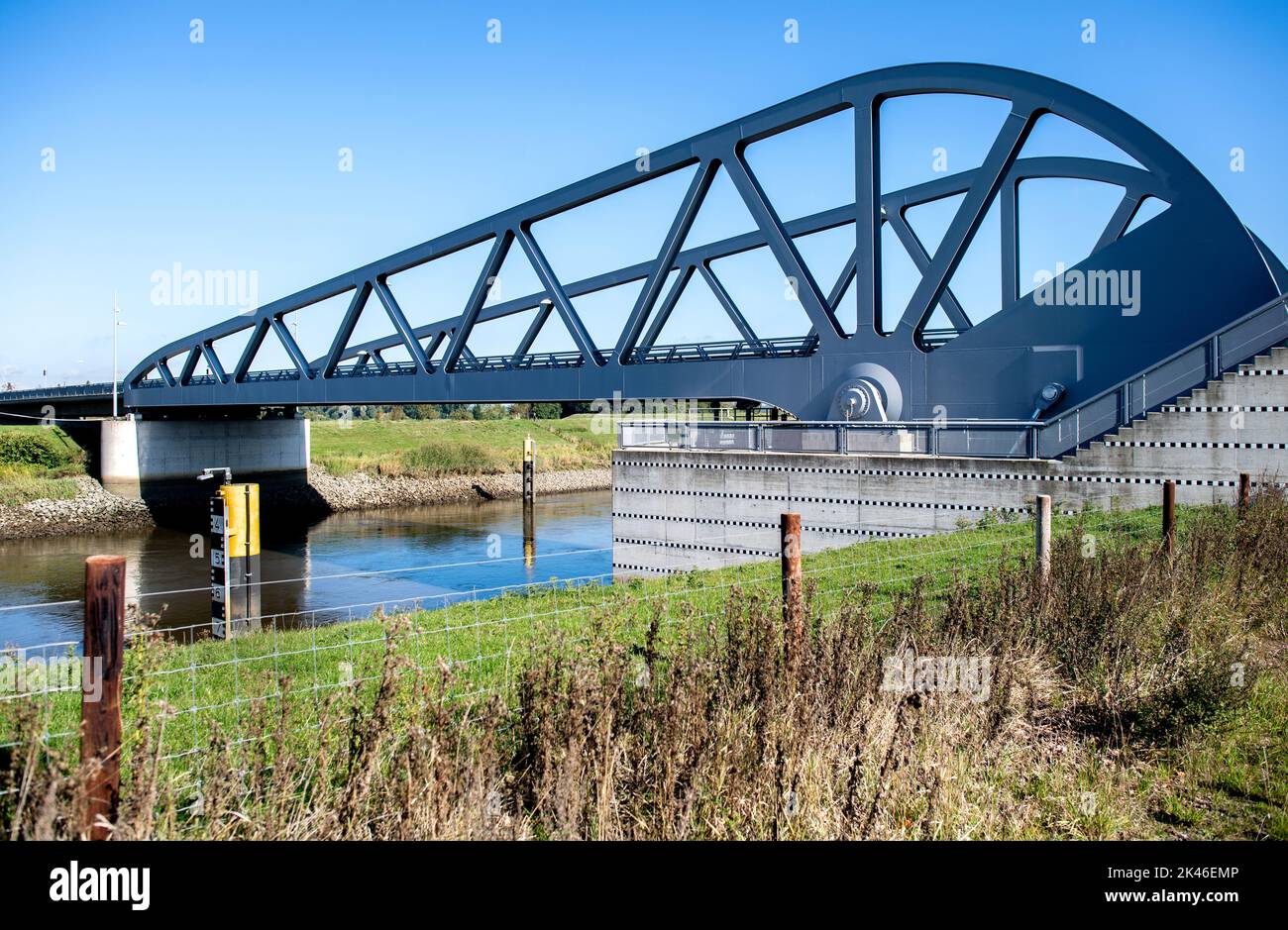 Berne, Allemagne. 30th septembre 2022. Un pont de bascule traverse la Hunte à Huntebrück. Au cours du réalignement de la route fédérale 212, un nouveau pont a été construit au-dessus de la Hunte, à côté de l'ancien pont élévateur entre 2010 et 2015. Credit: Hauke-Christian Dittrich/dpa/Alay Live News Banque D'Images