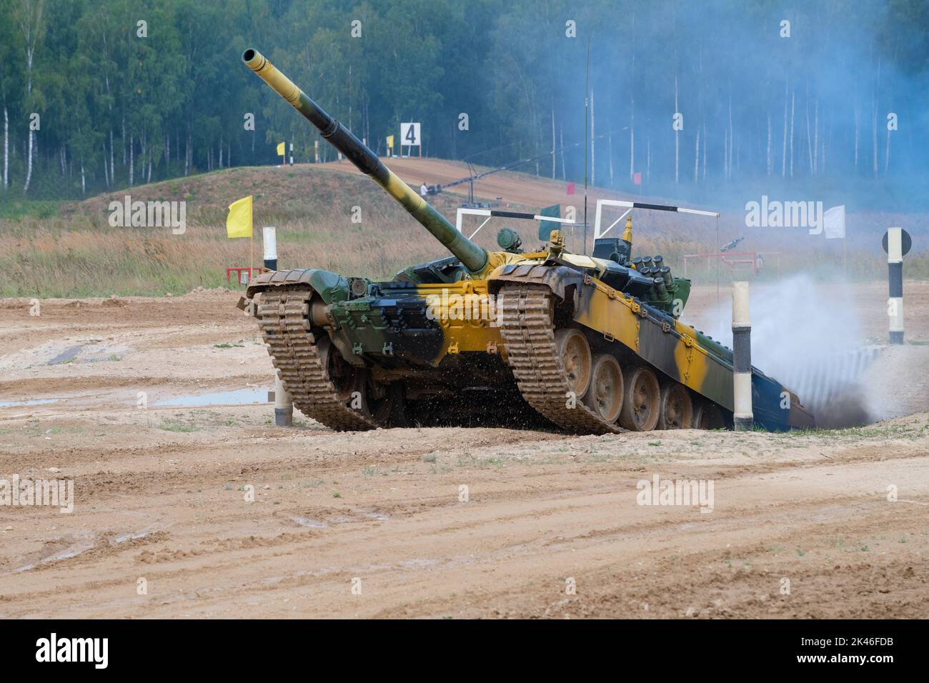 ALABINO, RUSSIE - 19 AOÛT 2022 : char T-72B3 de l'équipe tadjike après avoir surmonté l'obstacle de la « Sorcière ». Fragment de biathlon de réservoir. Guerre internationale G. Banque D'Images