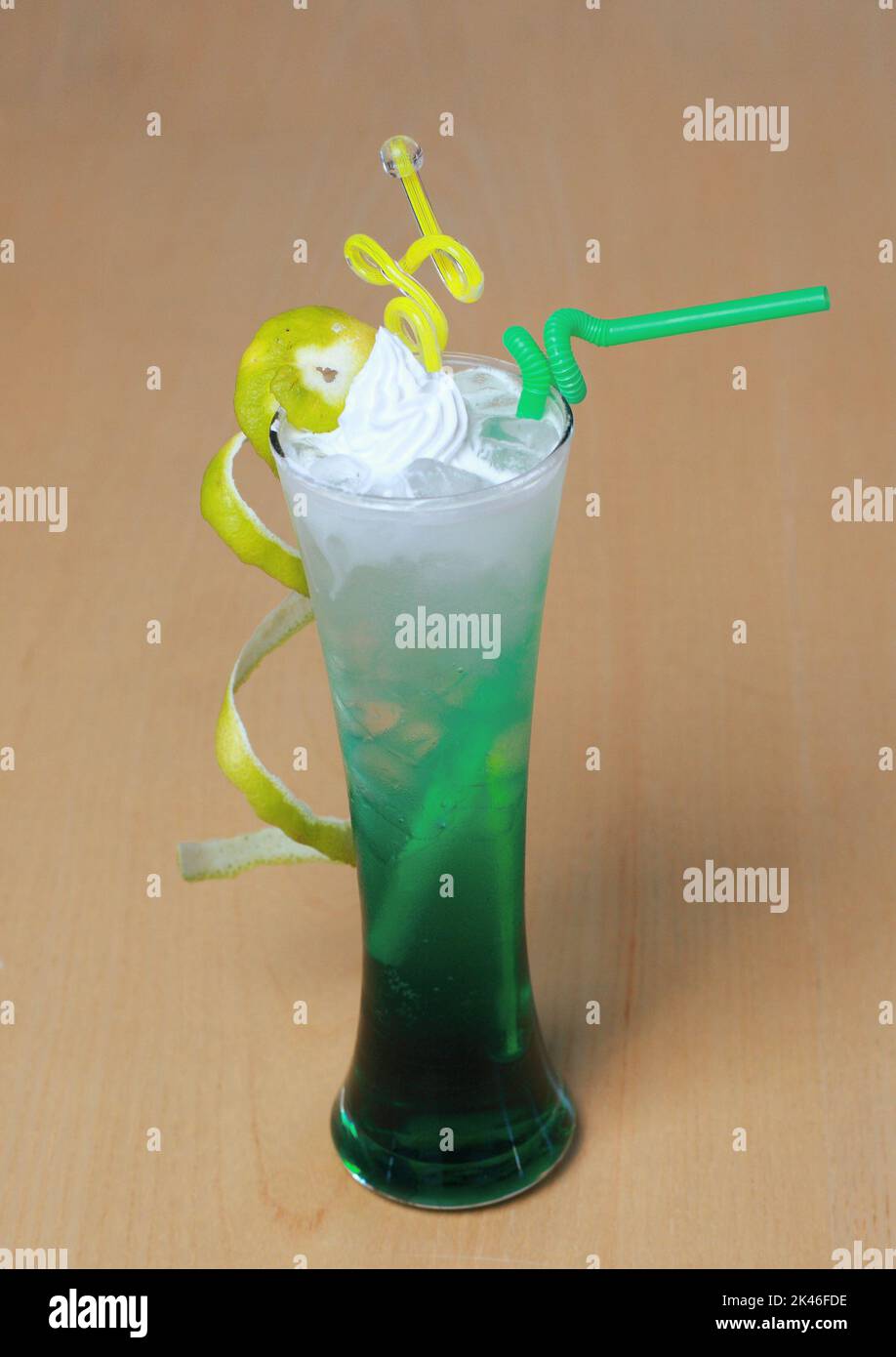 Verre de soda vert tropical avec crème, décoration classique sur une table en bois pour le dessert Banque D'Images
