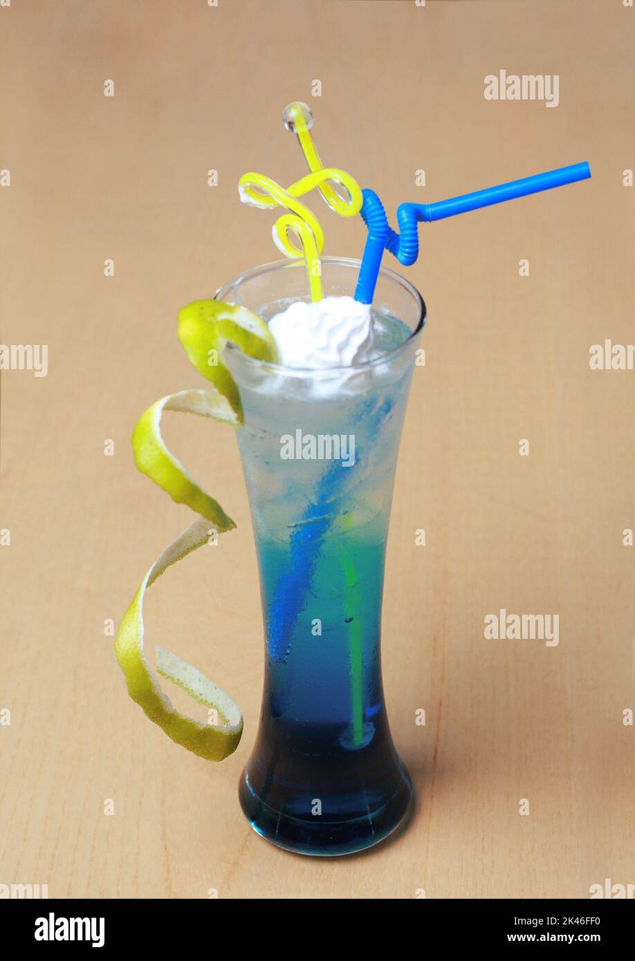 Verre de soda bleu océan à la crème, décoration classique sur une table en bois pour le dessert Banque D'Images