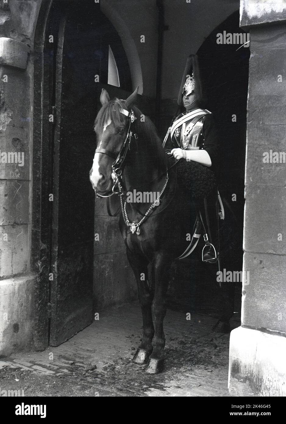 1958, historique, garde de vie du roi à cheval, en service de sentinelle auprès des gardes à cheval, l'entrée officielle du palais de Whitehall, Westminster, Londres, Angleterre, Royaume-Uni. Le gardien porté porte un uniforme complet, une tunique et un casque cérémonial connu sous le nom de casque Albert. Banque D'Images