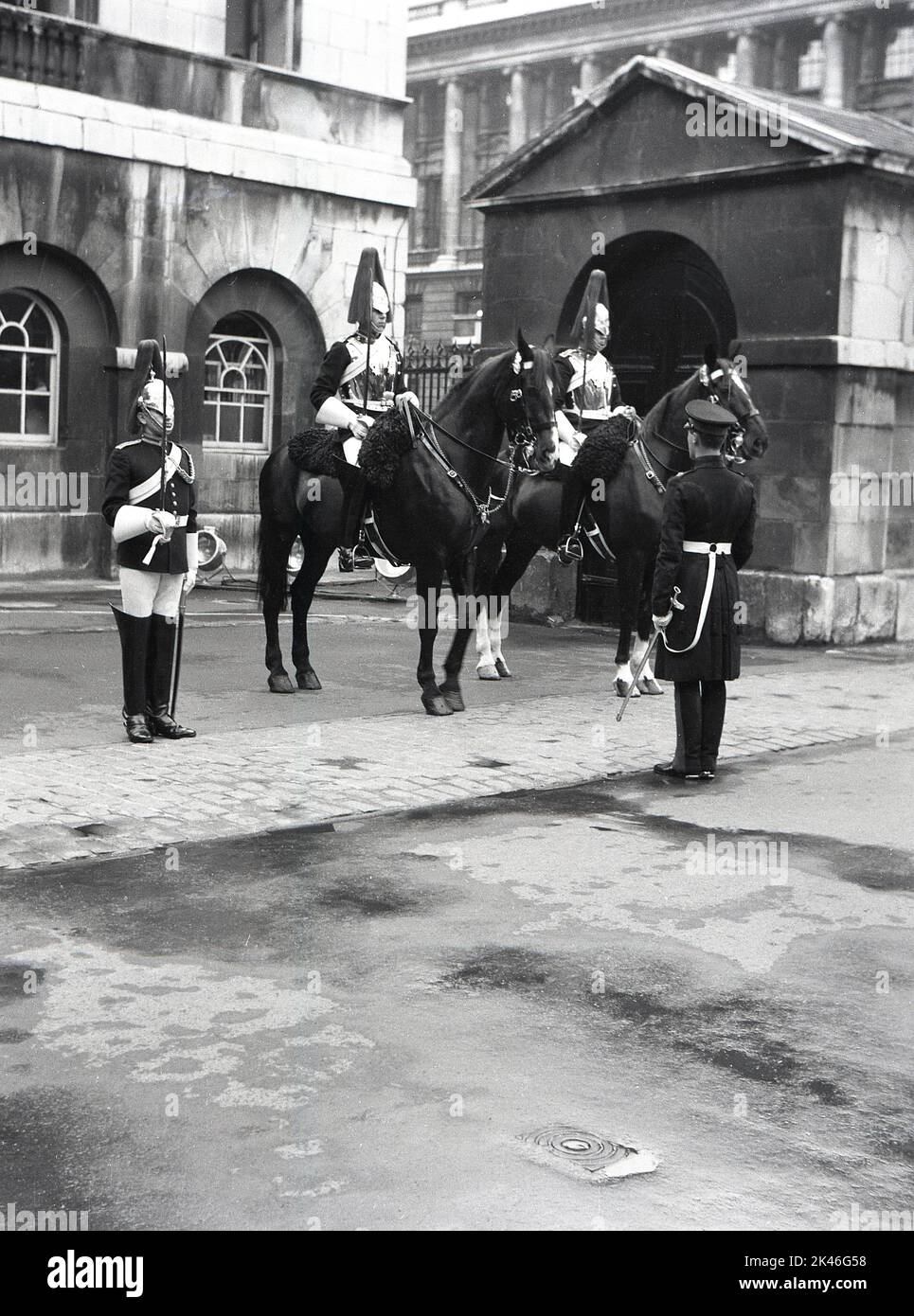 1958, historique, Kings Life Guards, cérémonie traditionnelle de démontage dans la cour intérieure de l'historique Horse Guards, un bâtiment à Whitehall, Westminster, Londres, Angleterre, Royaume-Uni. Banque D'Images