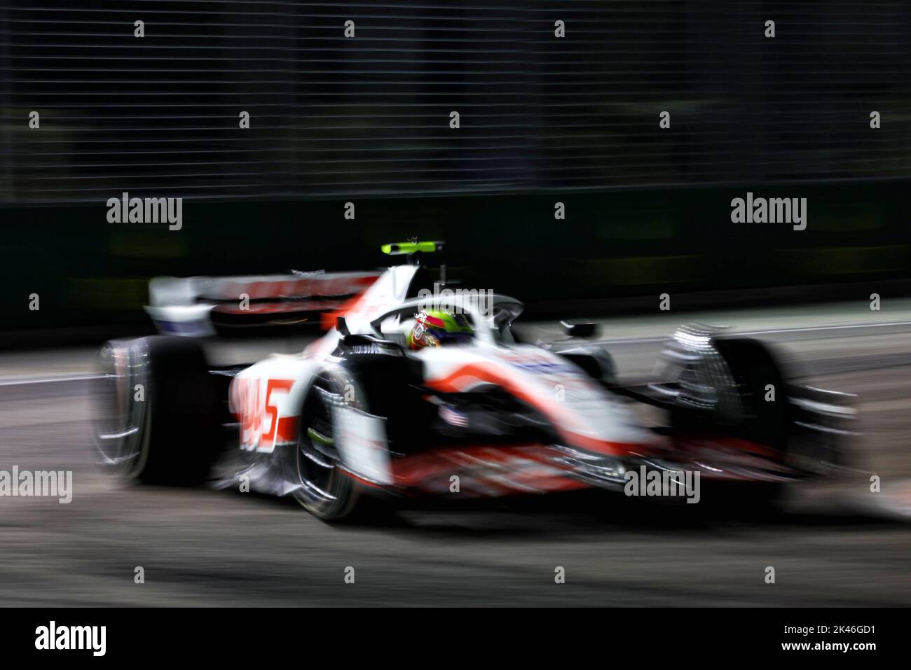 Mick Schumacher (GER) Haas VF-22. Grand Prix de Singapour, vendredi 30th septembre 2022. Marina Bay Street circuit, Singapour. Crédit : James Moy/Alay Live News Banque D'Images