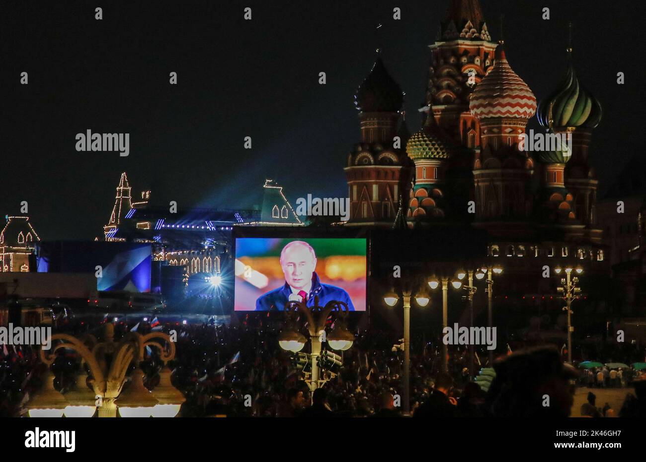 Le président russe Vladimir Poutine est vu sur un écran lors de la diffusion d'un concert marquant l'annexion déclarée des territoires sous contrôle russe de quatre régions ukrainiennes de Donetsk, Luhansk, Kherson et Zaporizhzhia, Après avoir tenu ce que les autorités russes ont appelé des référendums dans les zones occupées de l'Ukraine qui ont été condamnées par Kiev et les gouvernements du monde entier, près de la cathédrale Saint-Basile et de la place Rouge dans le centre de Moscou, Russie, 30 septembre 2022. PHOTOGRAPHE REUTERS/REUTERS Banque D'Images