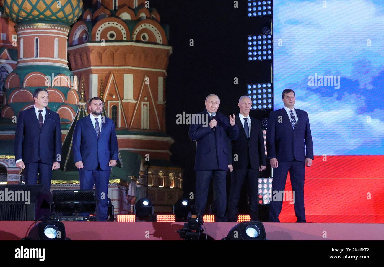 Le président russe Vladimir Poutine et Denis Pouchilin, Leonid Pasechnik, Vladimir Saldo, Yevgeny Balitsky, qui sont les dirigeants installés par la Russie dans les régions ukrainiennes de Donetsk, Luhansk, Kherson et Zaporizhzhia, assistent à un concert marquant l'annexion déclarée des territoires sous contrôle russe de quatre régions ukrainiennes de Donetsk, Luhansk, Kaporizhherson et Zaporia. Après avoir tenu ce que les autorités russes ont appelé des référendums dans les zones occupées de l'Ukraine qui ont été condamnées par Kiev et les gouvernements du monde entier, sur la place Rouge dans le centre de Moscou, en Russie, en 30 septembre 2022. PHOTOGRAPHE REUTERS/REUTERS Banque D'Images