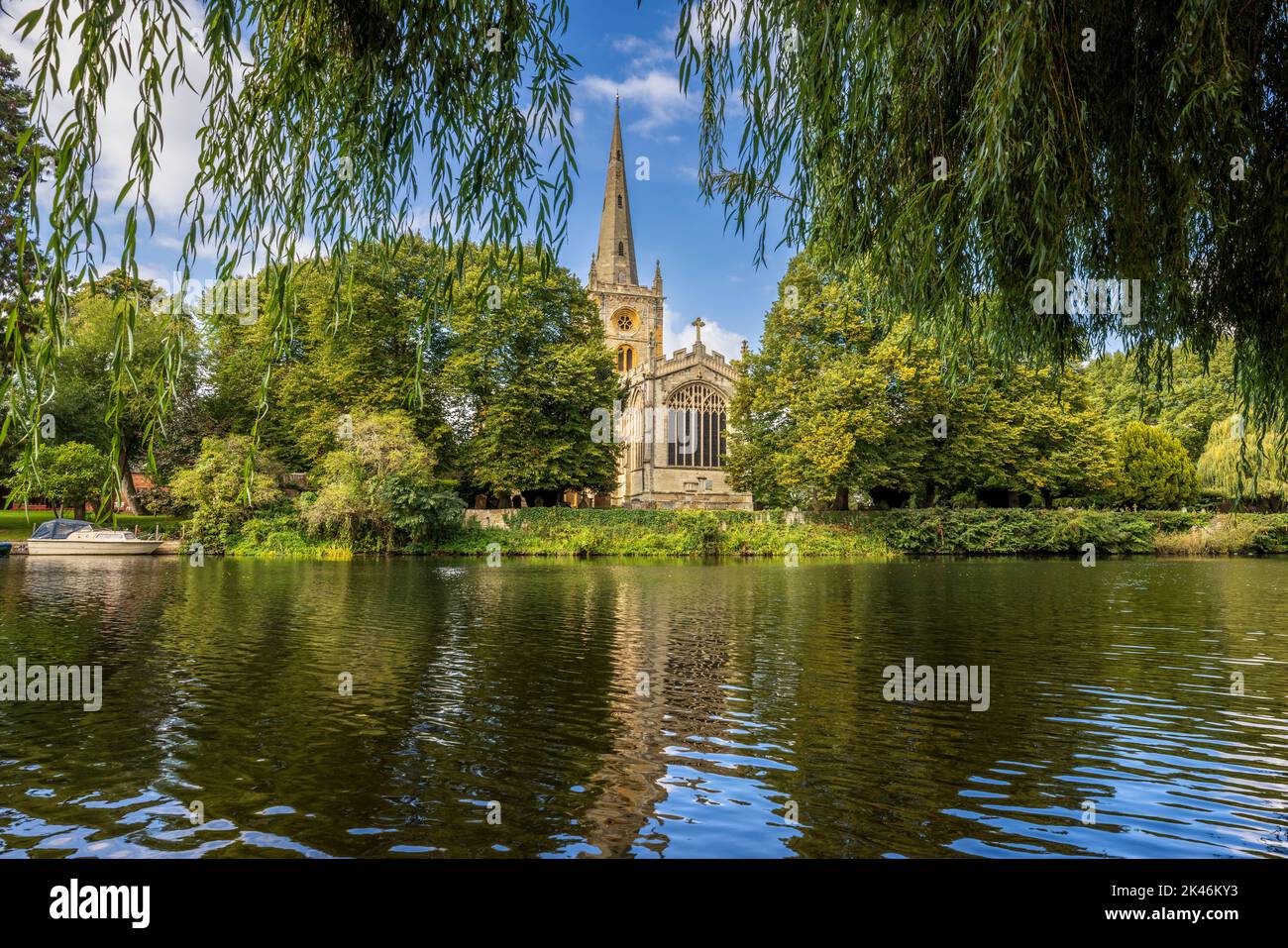 Église Sainte-Trinité de l'autre côté de la rivière à Stratford-upon-Avon, Warwickshire, Angleterre Banque D'Images