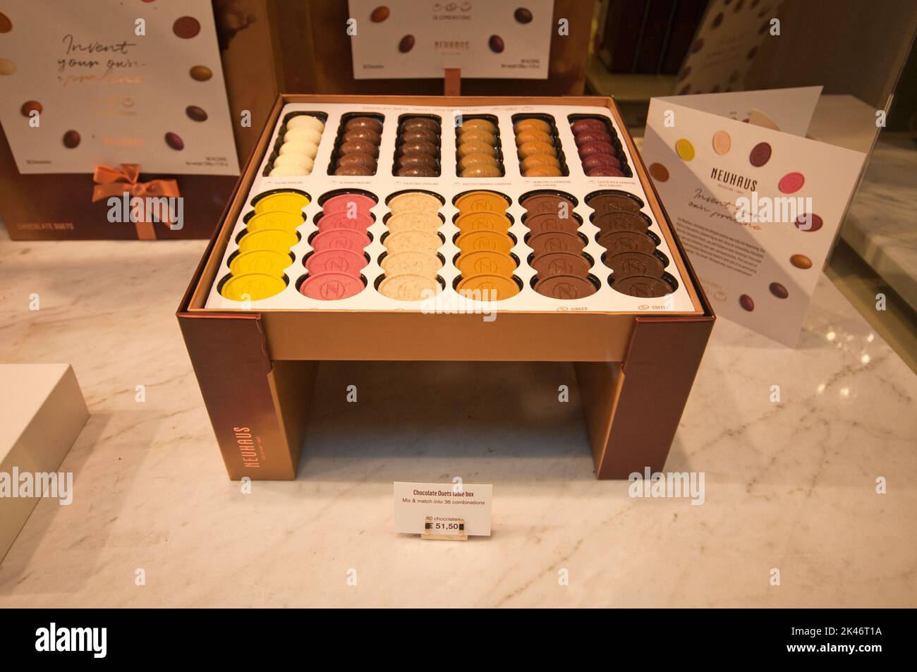 Boîte de chocolats dans la vitrine Neuhaus, Bruxelles, Belgique Banque D'Images