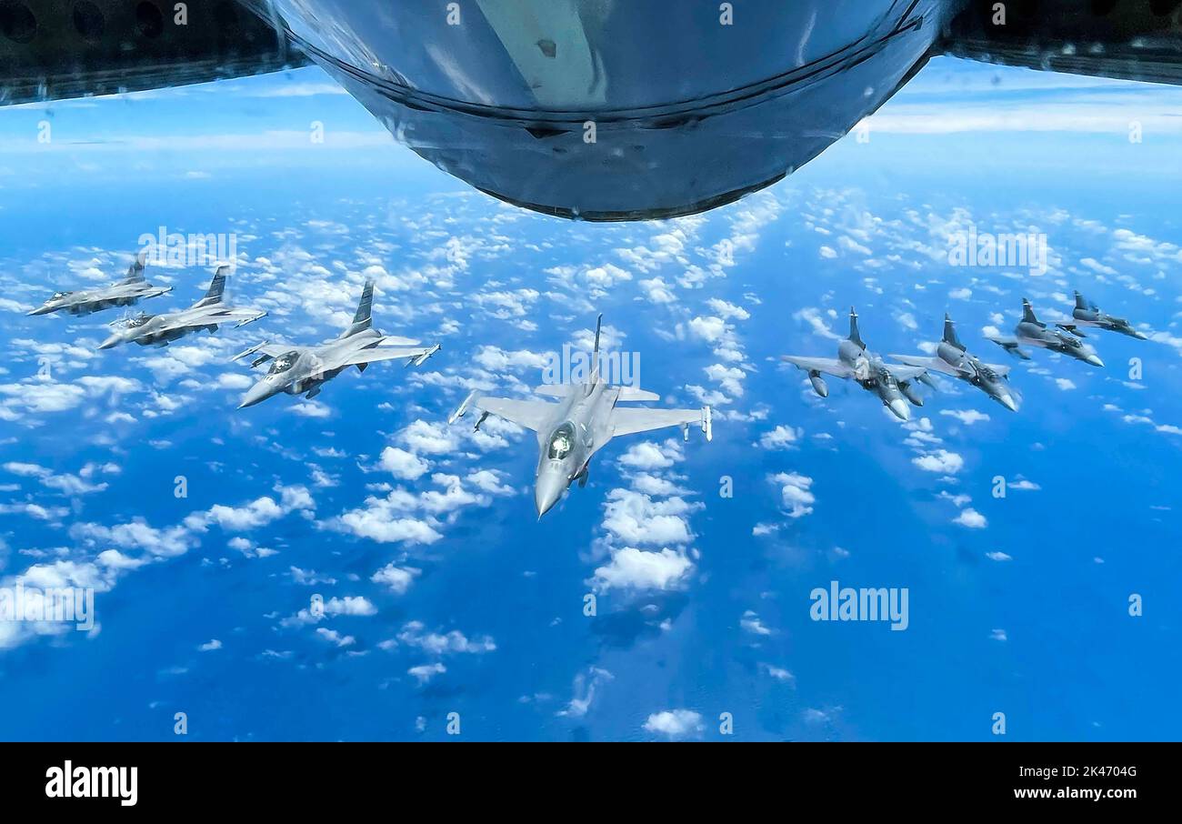 Barranquilla, Colombie. 2nd septembre 2022. Les IRK de la Force aérienne colombienne et le F-16s de la U.S. Air Force s'intègrent rapidement à l'entraînement au théâtre ainsi qu'aux missions conjointes, de coalition et en partenariat durant l'exercice Relampago VII en Colombie, le 30 août 2022. L'exercice militaire se concentre sur les techniques, les tactiques, les procédures d'entraînement et le renforcement de l'interopérabilité entre les forces aériennes américaines et colombiennes en tant qu'alliés en vertu des normes de l'OTAN. Crédit : U.S. National Guard/ZUMA Press Wire Service/ZUMAPRESS.com/Alamy Live News Banque D'Images