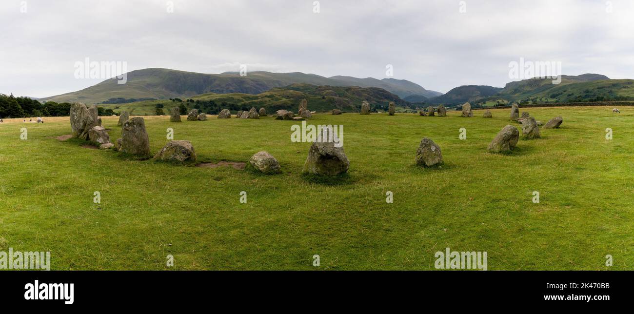 Une vue panoramique sur le cercle de pierres Castlerigg dans le parc national Lake District de Cumbria Banque D'Images