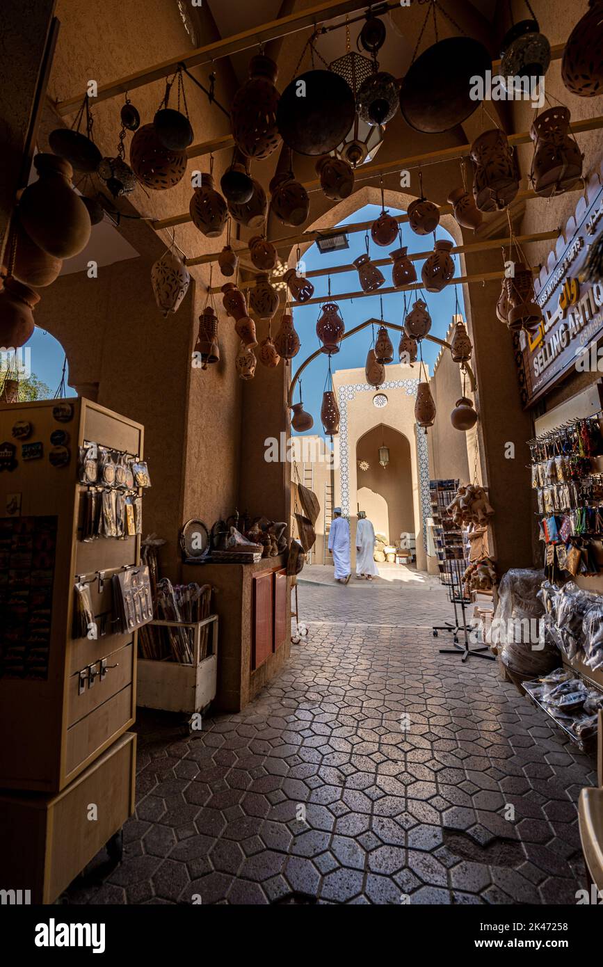 Objets accrochés au plafond dans une boutique du marché de Nizwa, Oman Banque D'Images