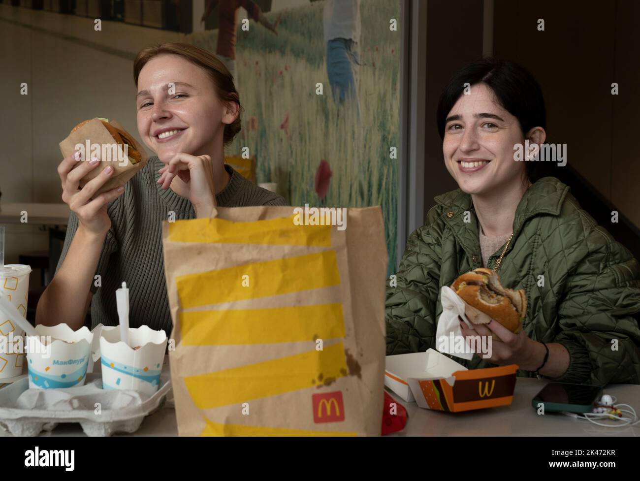 Maryna Tarandiuk, 25 (L) et Ira Aizman, 33 (R) ont vu apprécier leur premier repas McDonald’s après le début de la guerre. « La réouverture est très importante pour nous, car elle est avant la guerre. Cela ressemble à une période antérieure au 24th février. » IRA a dit qu'elle a conduit 15 minutes pour venir déjeuner parce que d'autres restaurants autour d'elle restent fermés. Chaîne de restauration rapide McDonald’s a rouvert 10 restaurants à Kiev, reprenant leur service de restauration sur place, la première fois après la fermeture de tous ses restaurants en mars. La chaîne de restauration rapide a fait une annonce surprise sur son compte facebook, mais il pourrait y avoir un avertissement Banque D'Images