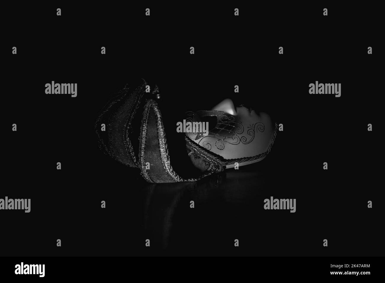 Le masque vénitien se trouve dans le noir, noir et blanc photo, masque théâtral Banque D'Images