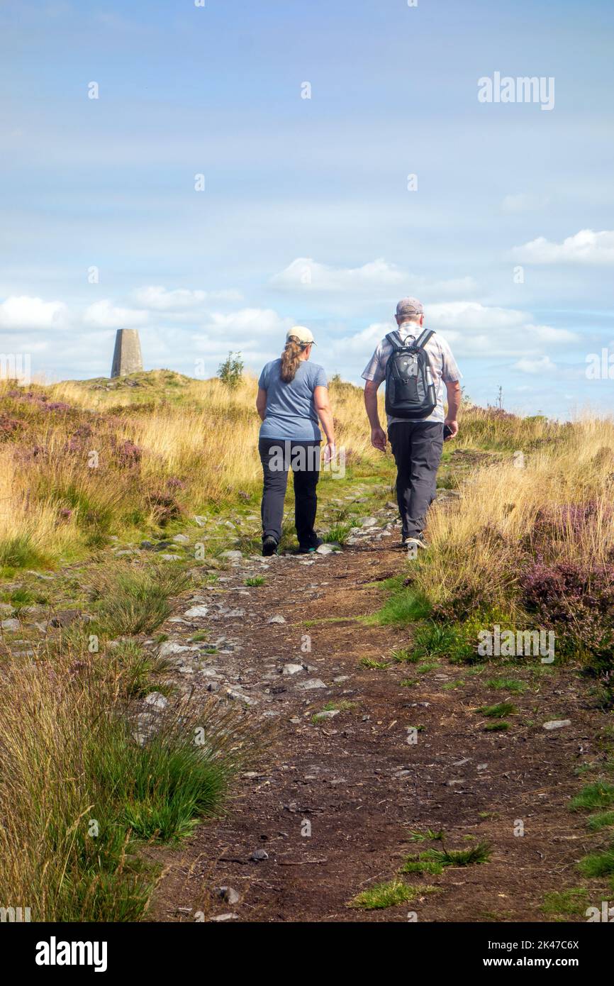 Les personnes marchant sur la réserve naturelle de Staffordshire Wildlife Trusts Gun Hill sur Gun Moor dans le quartier de pointe de Staffordshire moorlands Banque D'Images